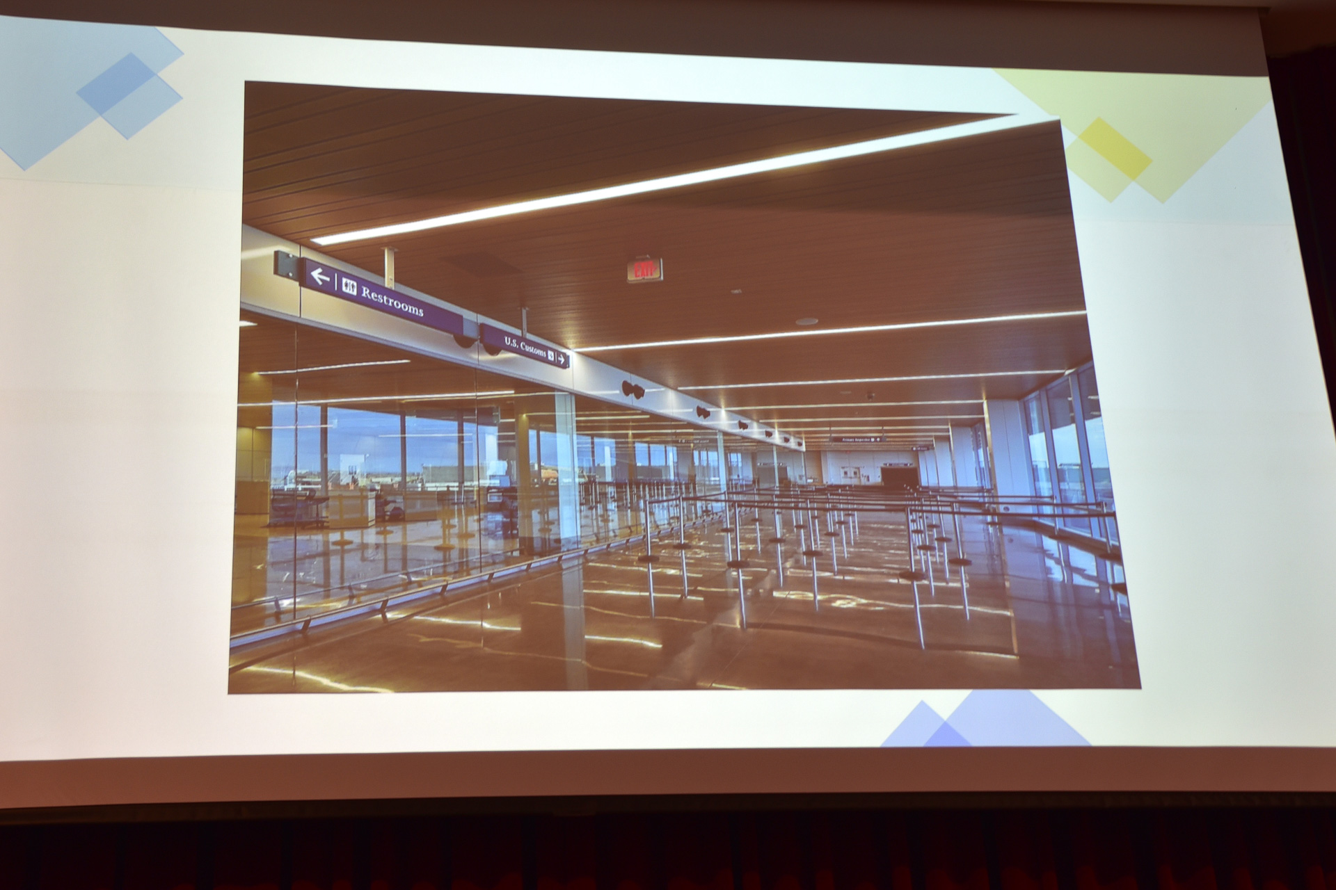 入国時には、顔認証システムを活用する