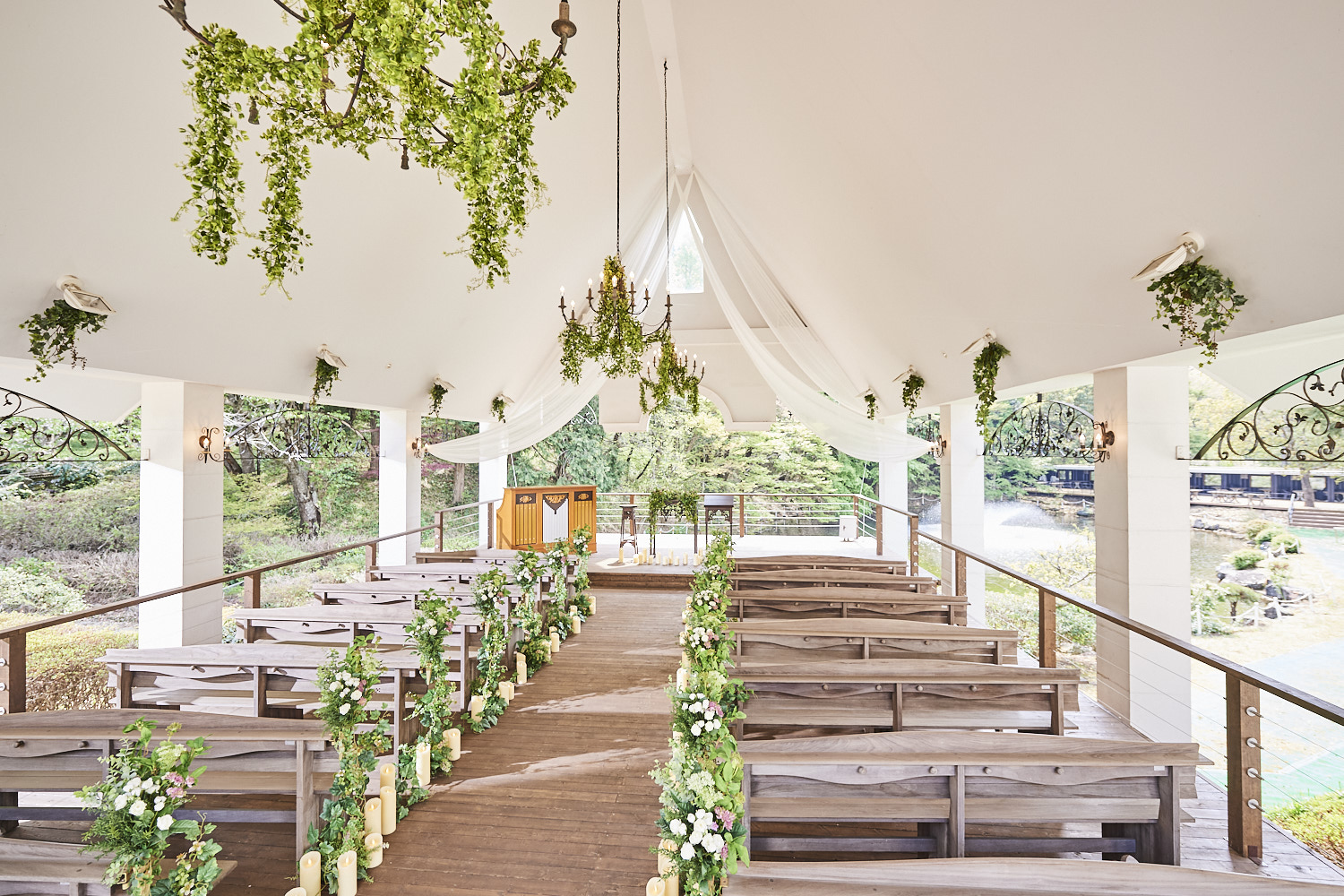 ガーデンスタイルのチャペル内観