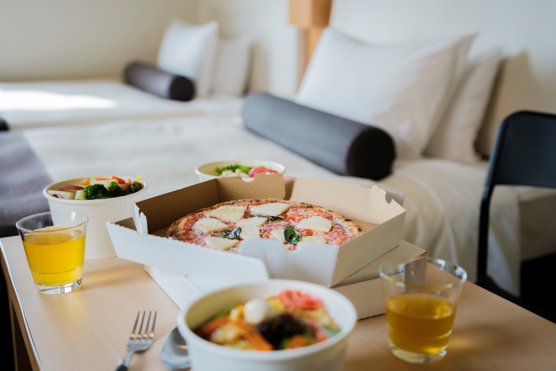 客室に備わる電子レンジで食事を温められるほか洗濯乾燥機も使える