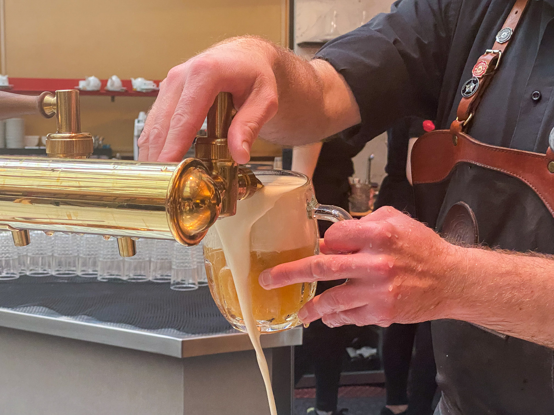 黄金色に輝くタップから注がれるピルスナー・ウルケルは独特な苦味と香りが特徴。このどっぷりした専用グラスでゴクゴクいきます