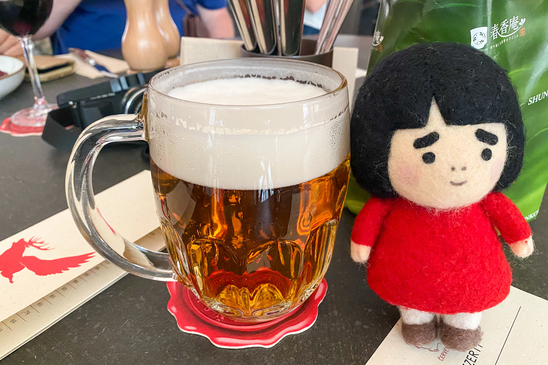 黄金色に輝くタップから注がれるピルスナー・ウルケルは独特な苦味と香りが特徴。このどっぷりした専用グラスでゴクゴクいきます