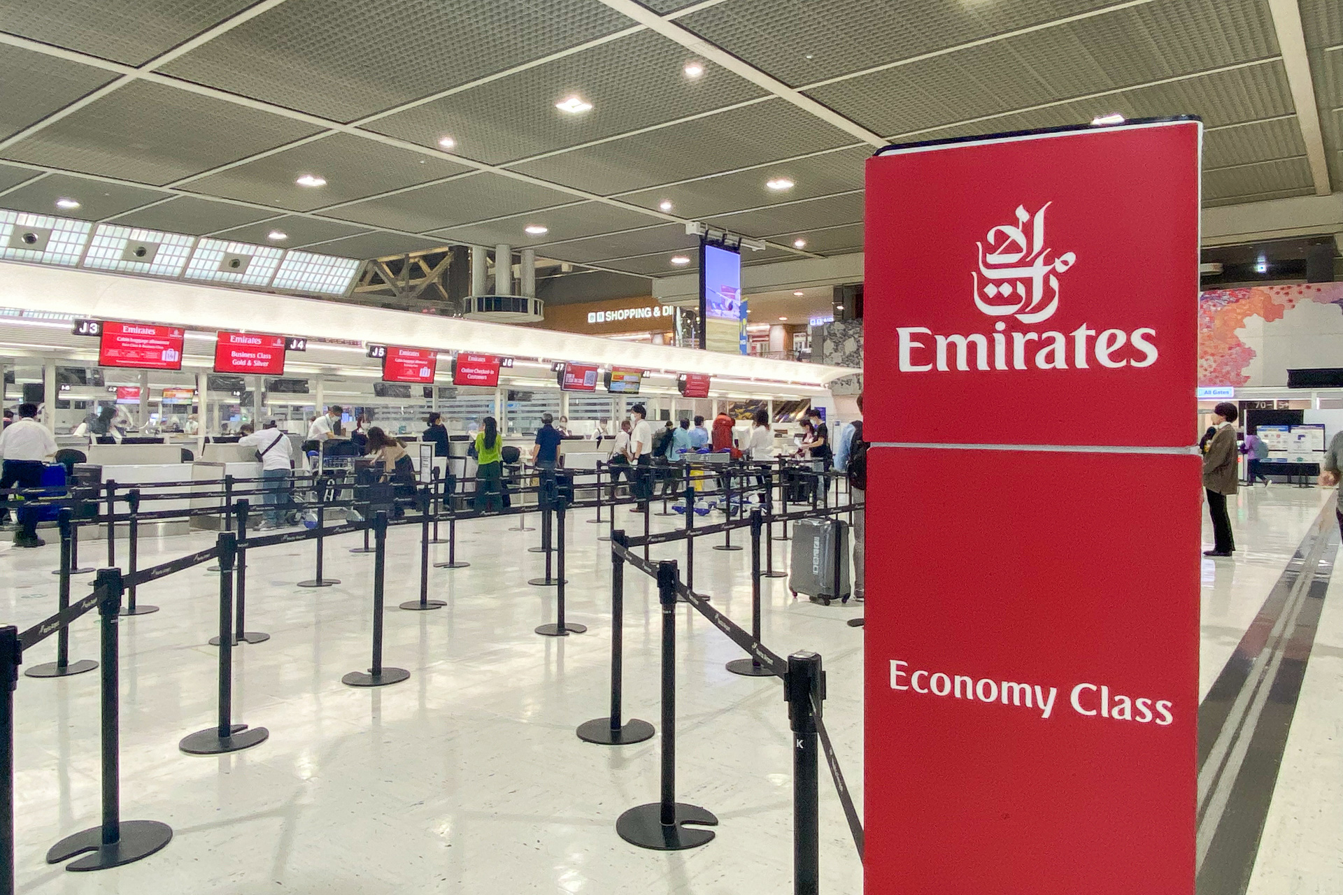 成田空港第2ターミナルのエミレーツ航空カウンター