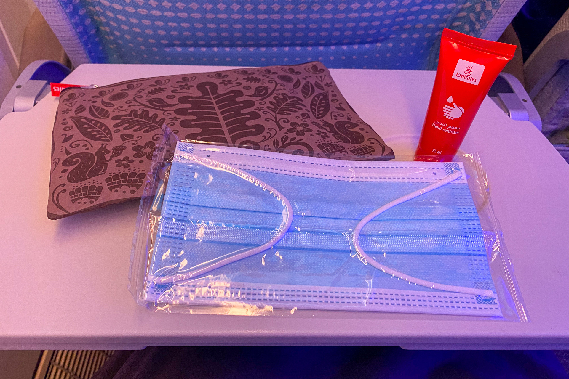 機内ではまずマスクとハンドジェルが配られます