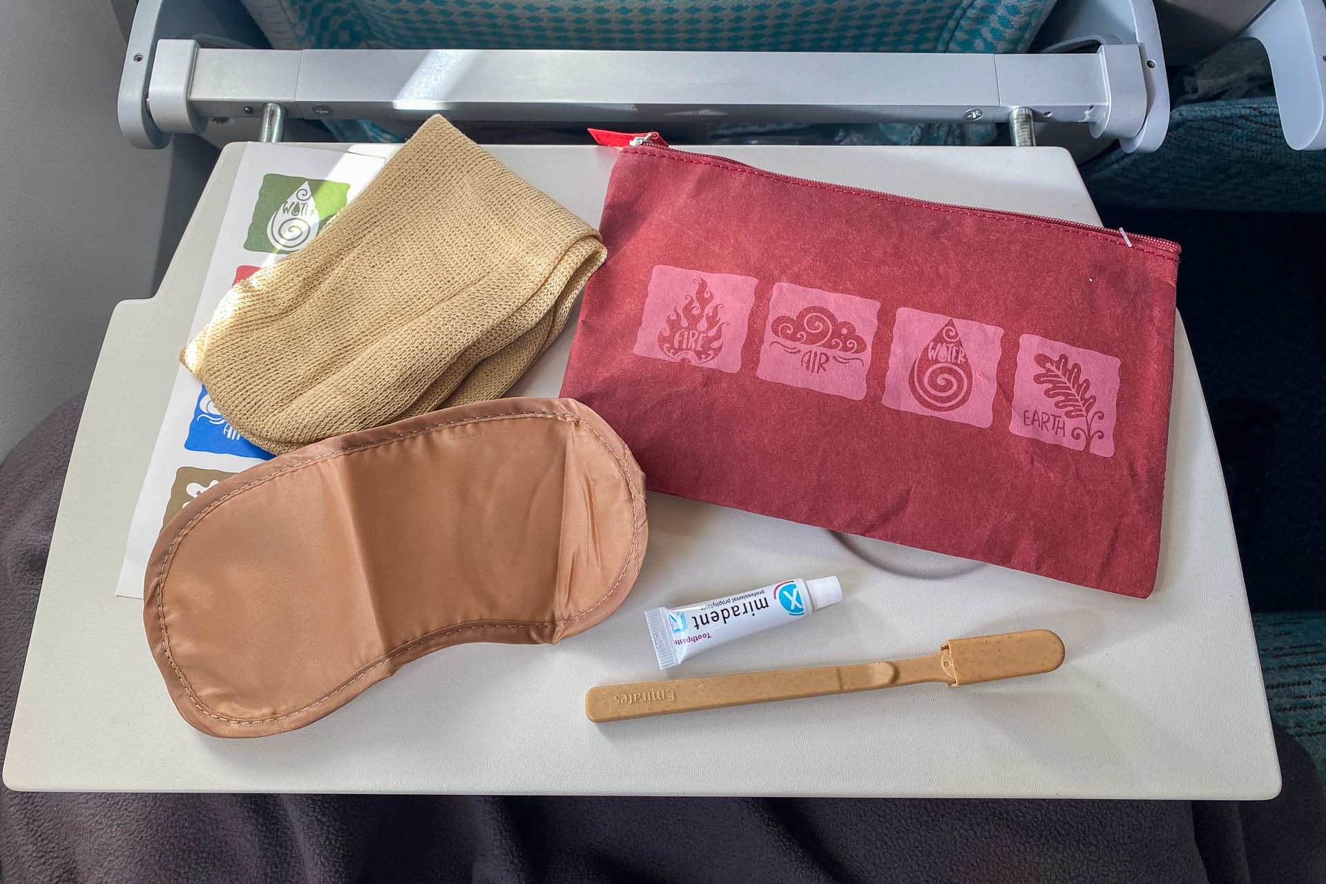 エコノミークラスなのに歯ブラシやアイマスク、靴下などが入ったアメニティキットも！