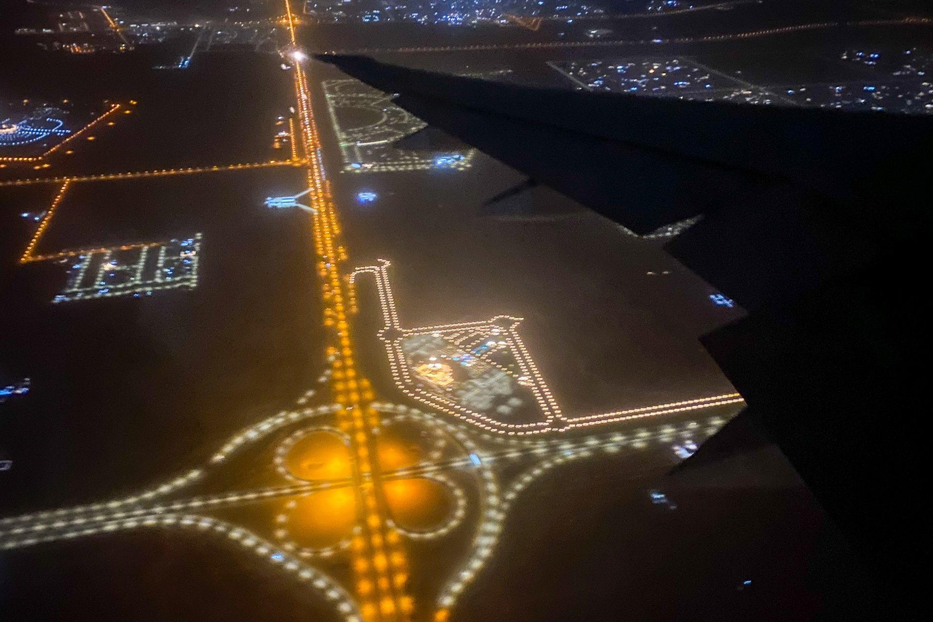 ナスカの地上絵の未来版のような光景が見えたドバイ上空