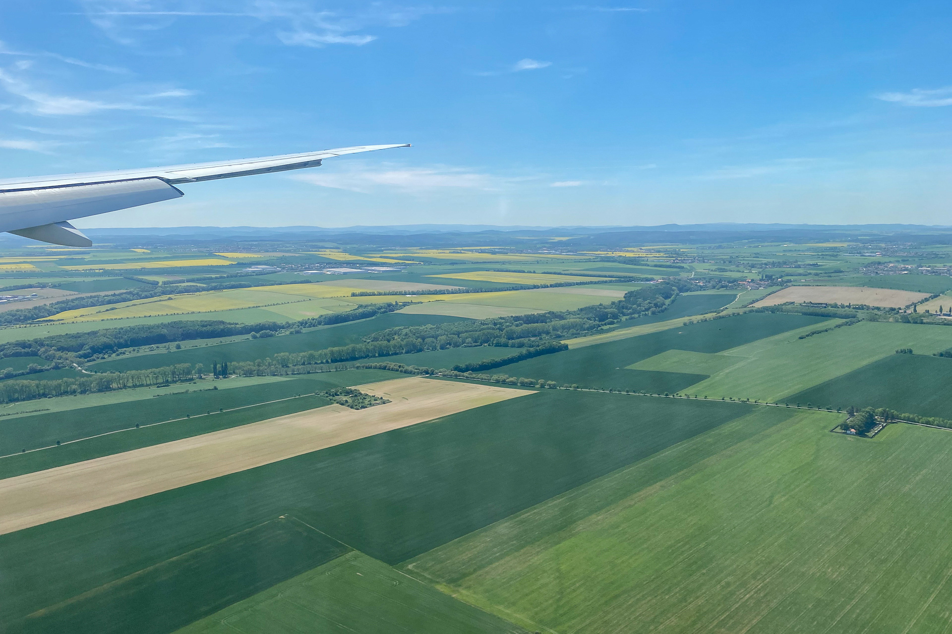 ペルシャ湾、黒海を経てヨーロッパへ。プラハ空港へは緑のパッチワークを敷きつめたような美しい田園風景に感動しながらの着陸でした。成田出発から21時間半かかってようやくチェコ共和国に降り立ちました