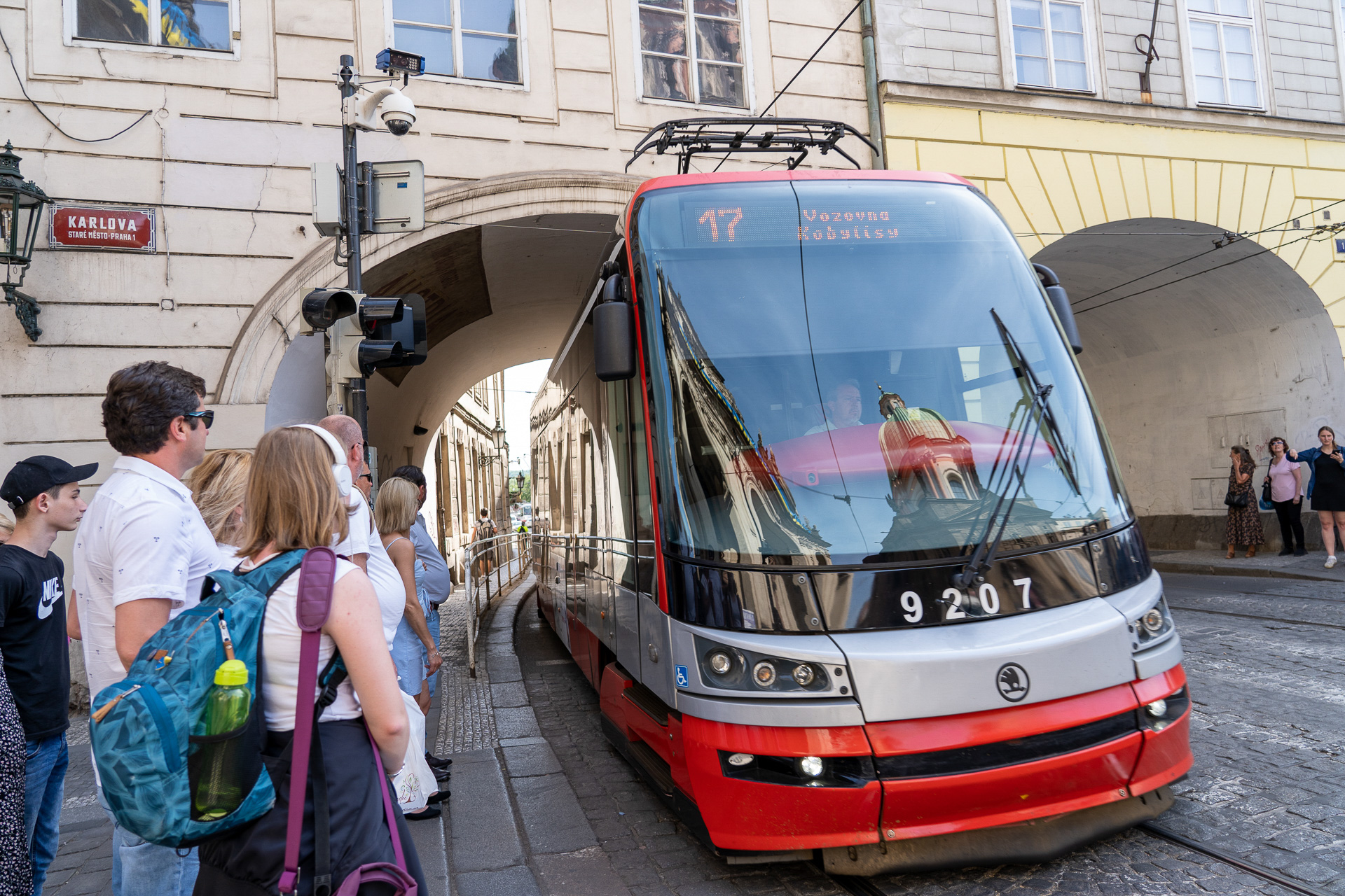 市内を走るトラム（プラハ市電）。今回は120CZK（約700円、1CZK＝約5.8円換算）の1日券を利用して数回乗りました。初めて乗車する際に機械に入れて時間を刻印。以後24時間以内はトラムのほかバス、地下鉄にもこれで乗車可能です