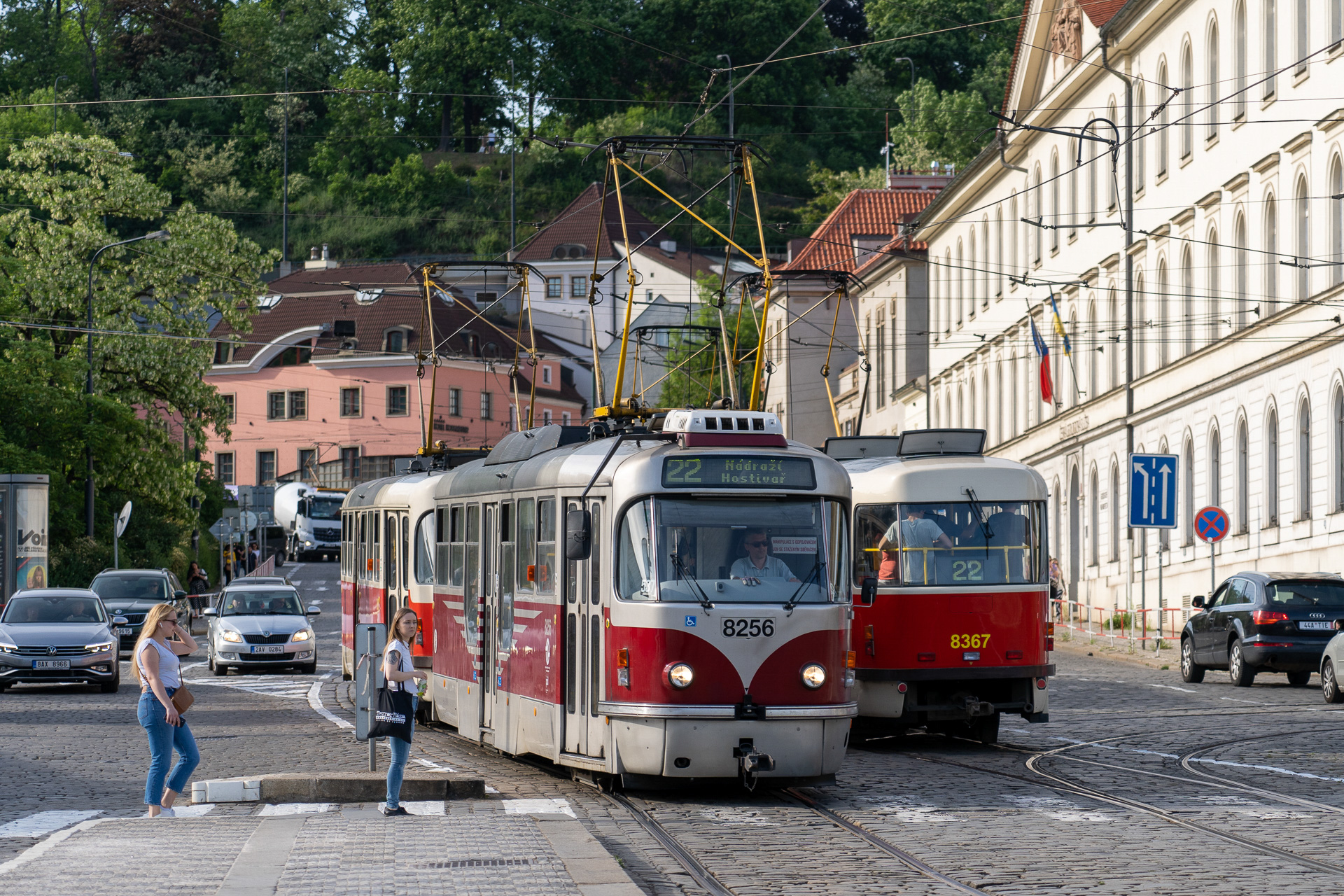 市内を走るトラム（プラハ市電）。今回は120CZK（約700円、1CZK＝約5.8円換算）の1日券を利用して数回乗りました。初めて乗車する際に機械に入れて時間を刻印。以後24時間以内はトラムのほかバス、地下鉄にもこれで乗車可能です