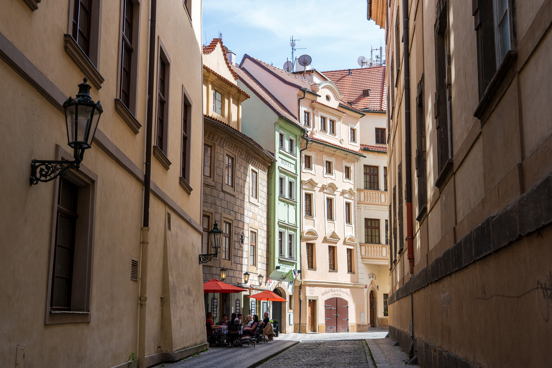 ワクワクする街並み。緑色の間口の狭い建物はなんとホテル！