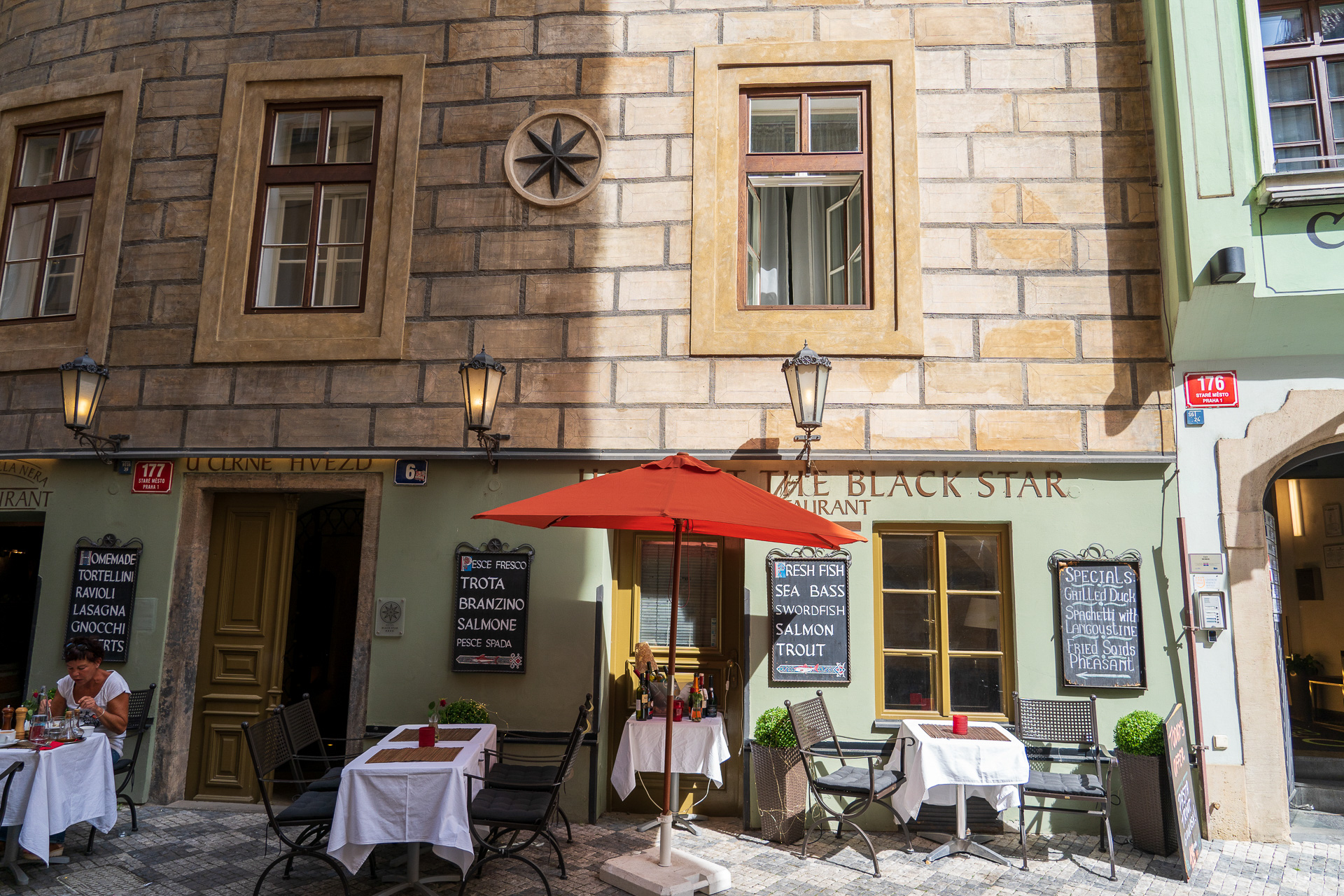 住所というものがなかった大昔は建物に目印となるレリーフを飾ったのだそう