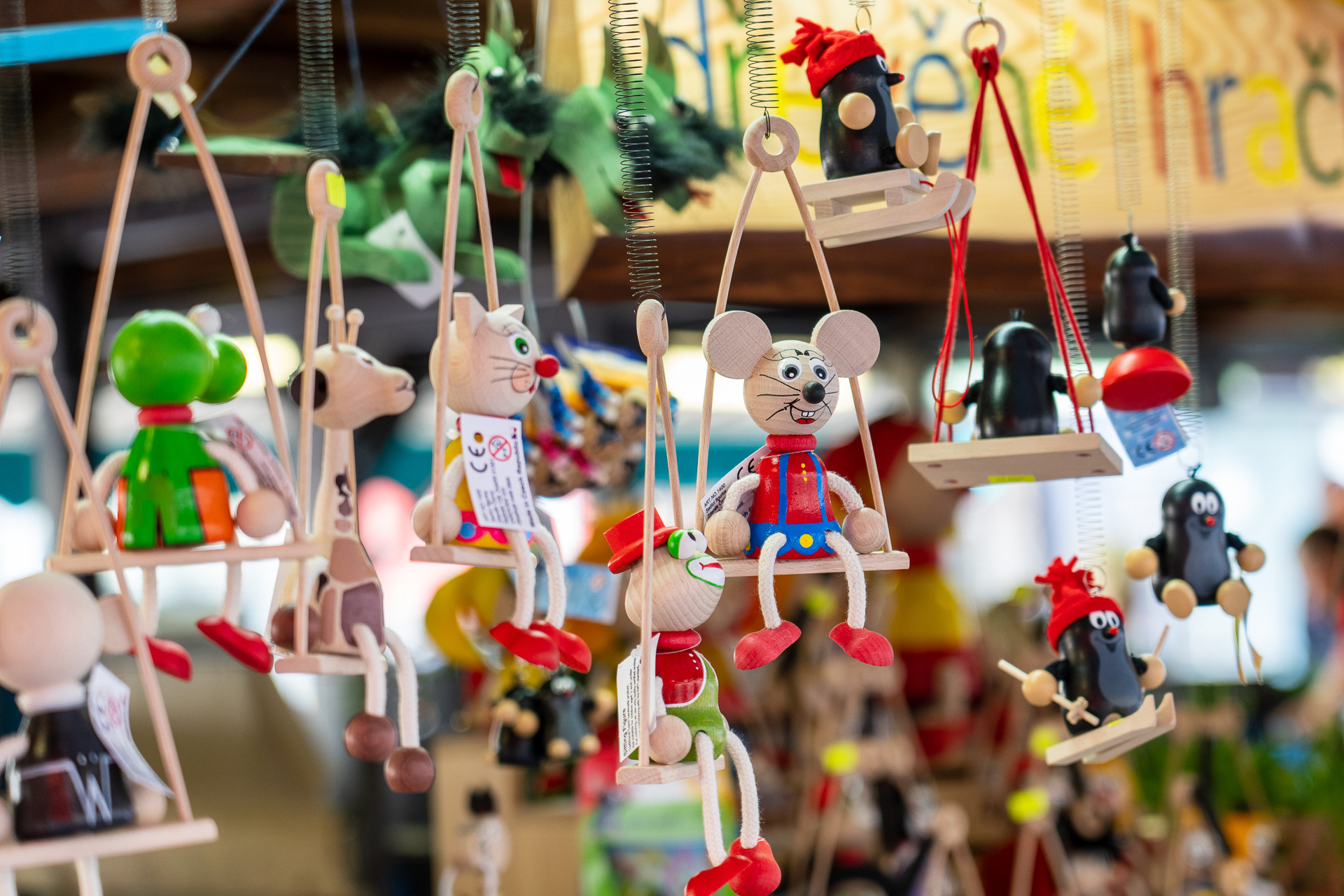 生花にフルーツ、ジンジャークッキー、ハンドメイド雑貨など。くるみ割り器は300円くらいで売っていました