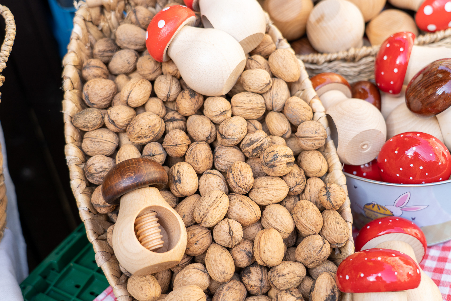 生花にフルーツ、ジンジャークッキー、ハンドメイド雑貨など。くるみ割り器は300円くらいで売っていました