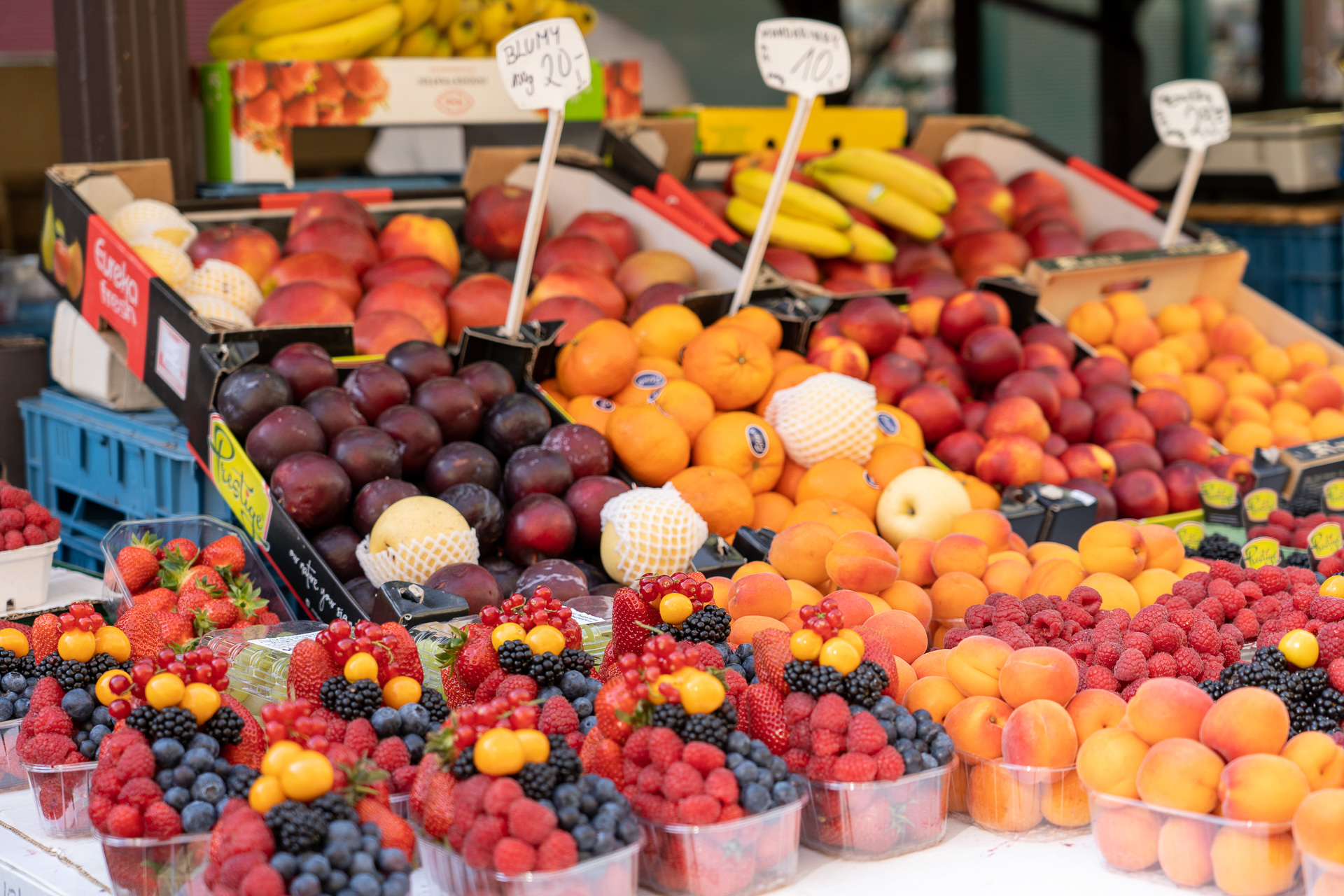 生花にフルーツ、ジンジャークッキー、ハンドメイド雑貨など。くるみ割り器は300円くらいで売っていました