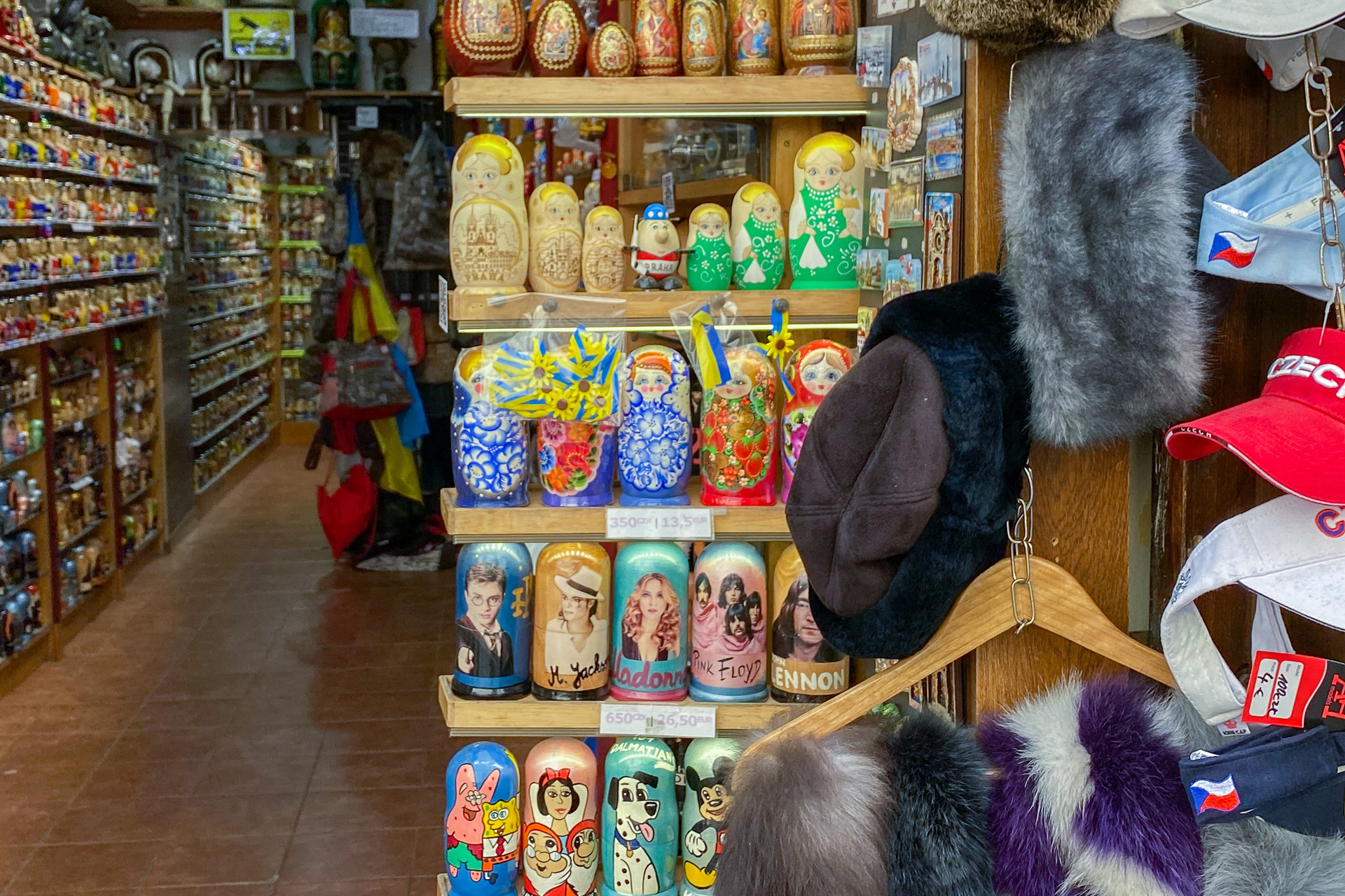 ロシアのマトリョーシカがどさくさ紛れで売られているのがナゾ