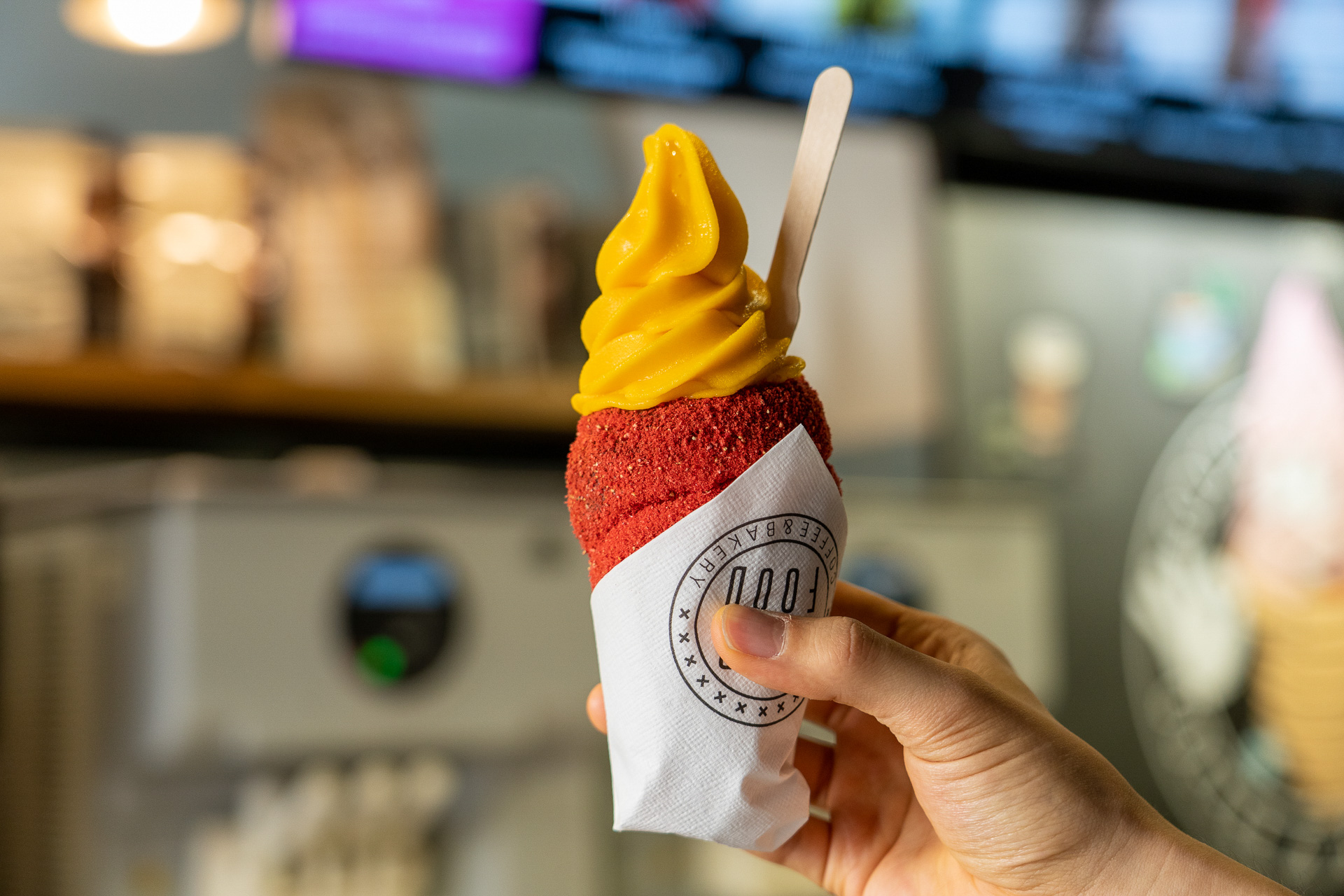 イチゴ味のトゥルデルニークの上にマンゴー味のビーガンジェラートが乗ったスイーツは160CZK（約930円）