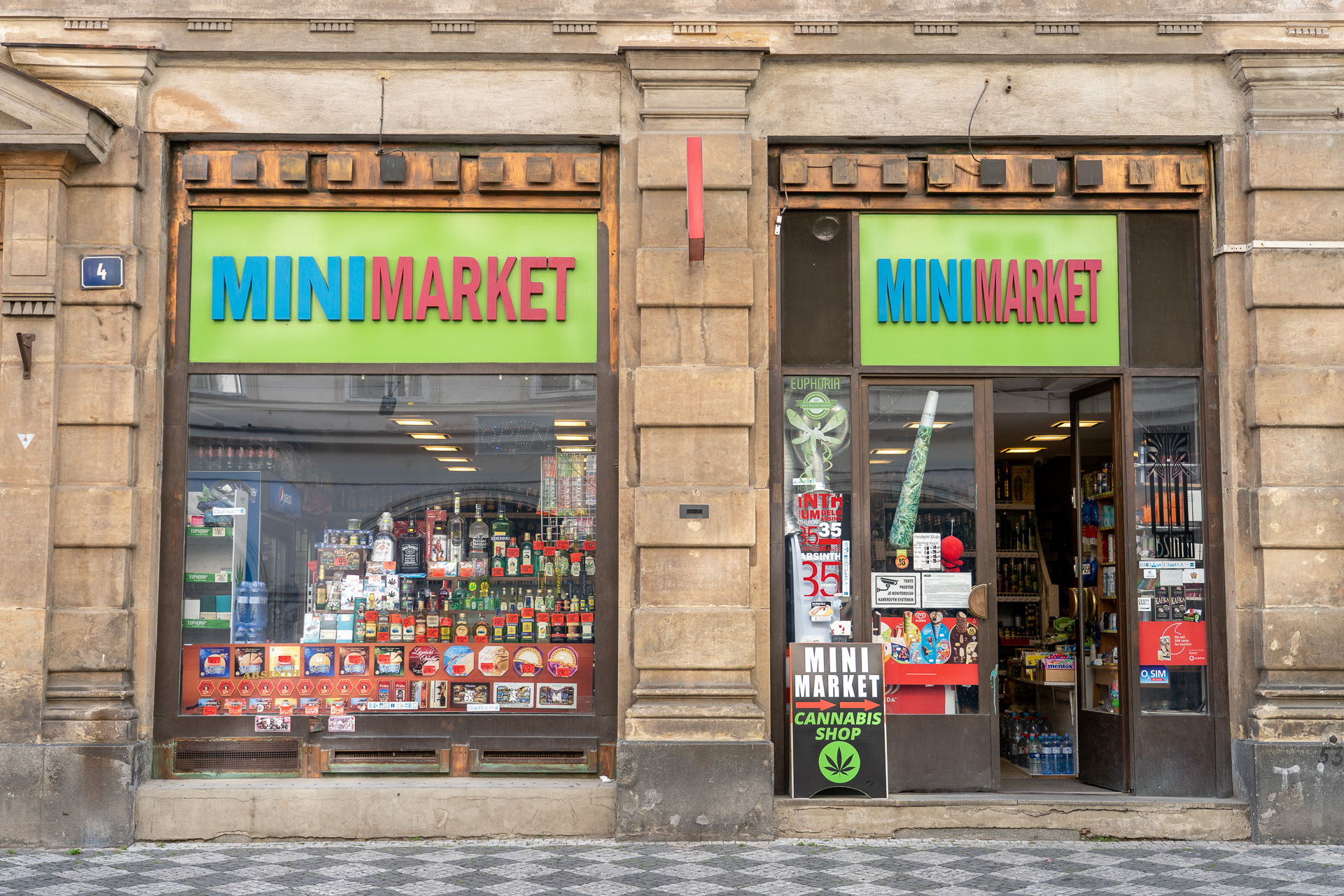 新聞やタバコ、飲み物などなんでも売っているいわゆるコンビニ。海外に行くといつも買うベタなご当地マグネットを購入