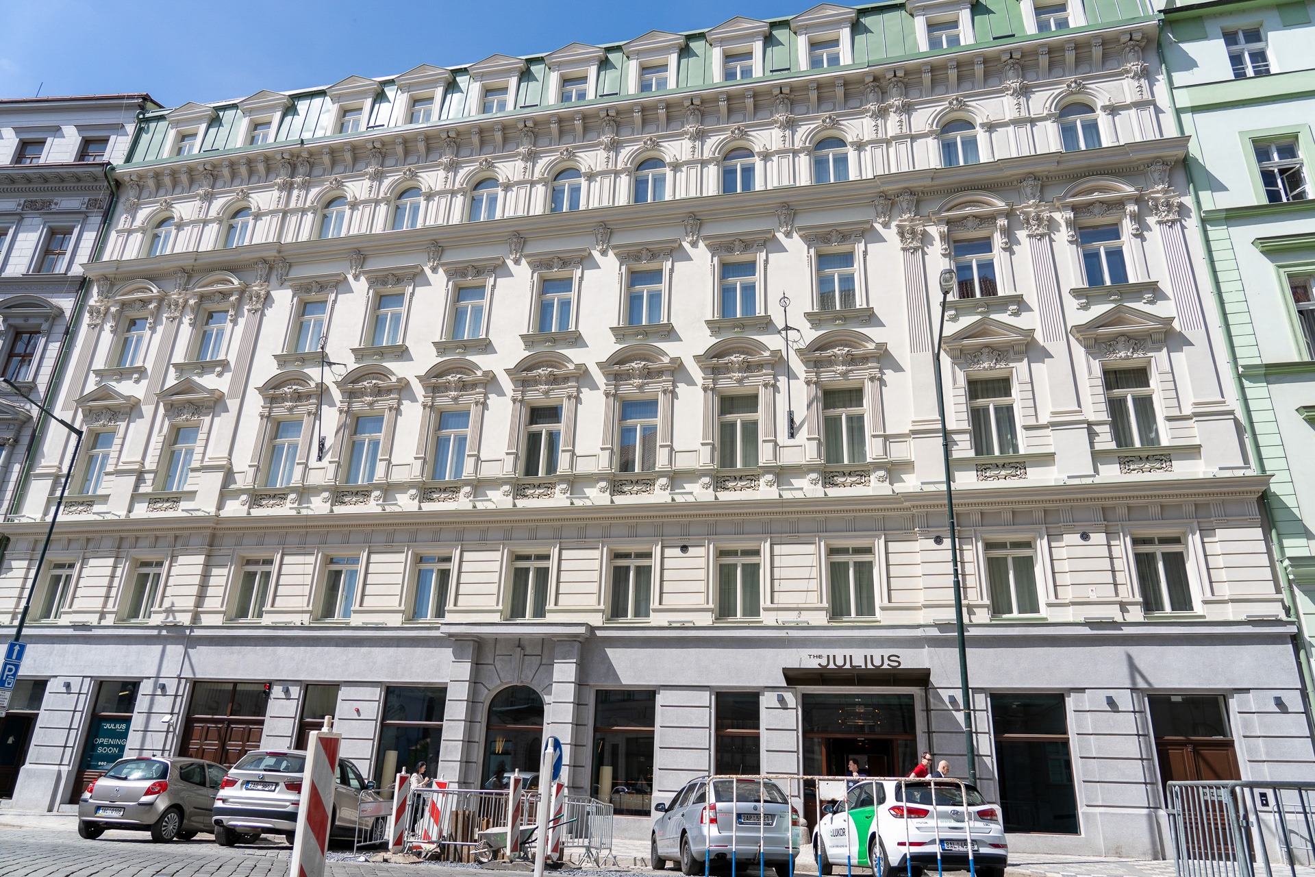 青空に映えるアールデコ様式の堂々たる建物