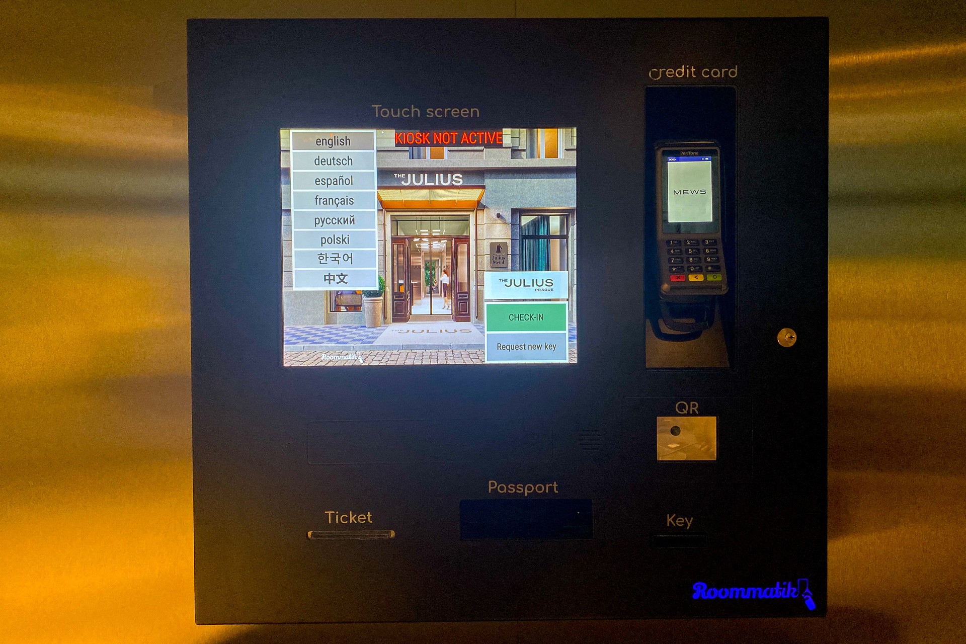 フロント横の壁にあったデジタルパネル。今回は対人でチェックインをしましたが、これでセルフチェックイン・アウトが可能