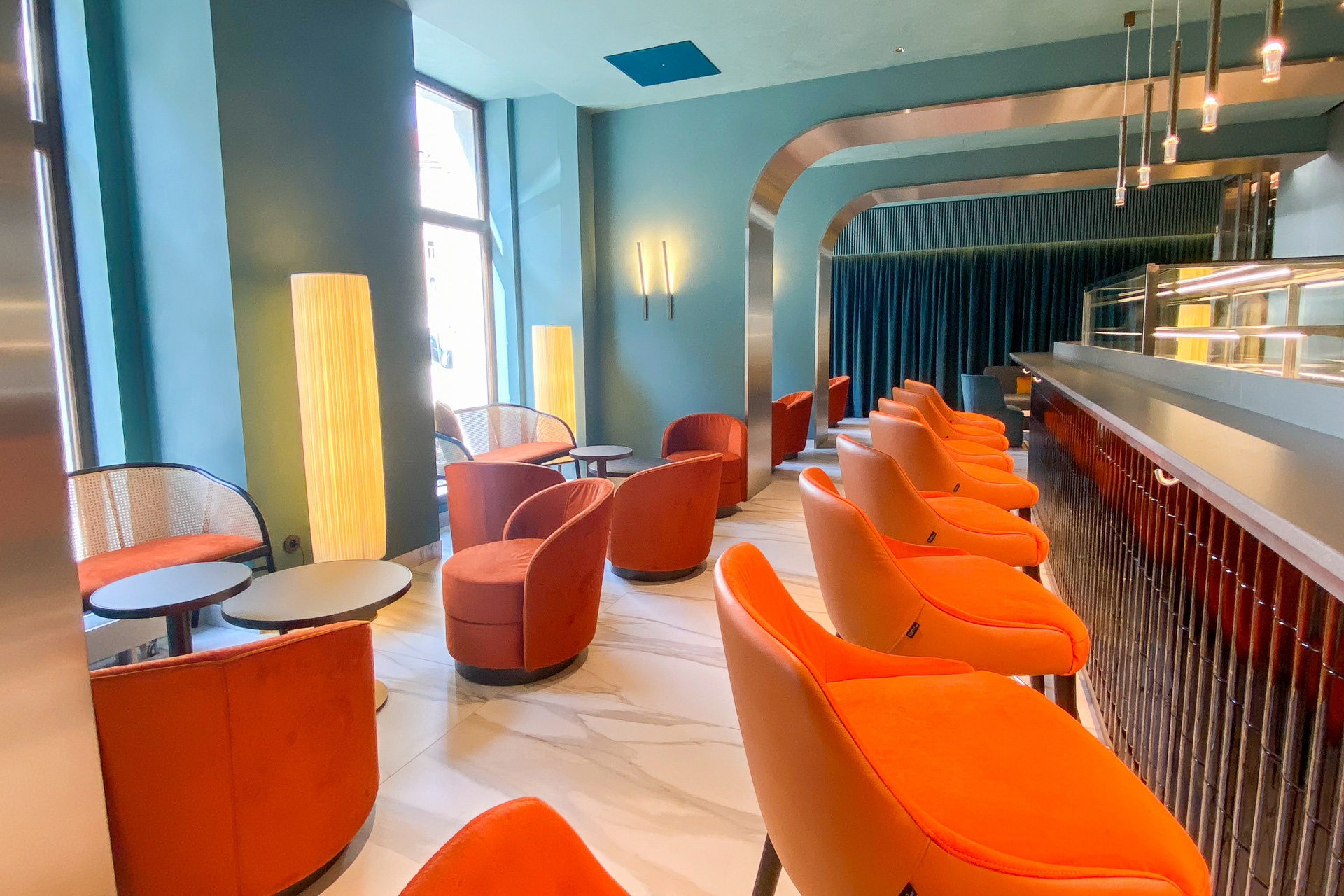 超スタイリッシュでおしゃれなロビーにはバーカウンターも。奥に近々カフェ＆レストランができる予定