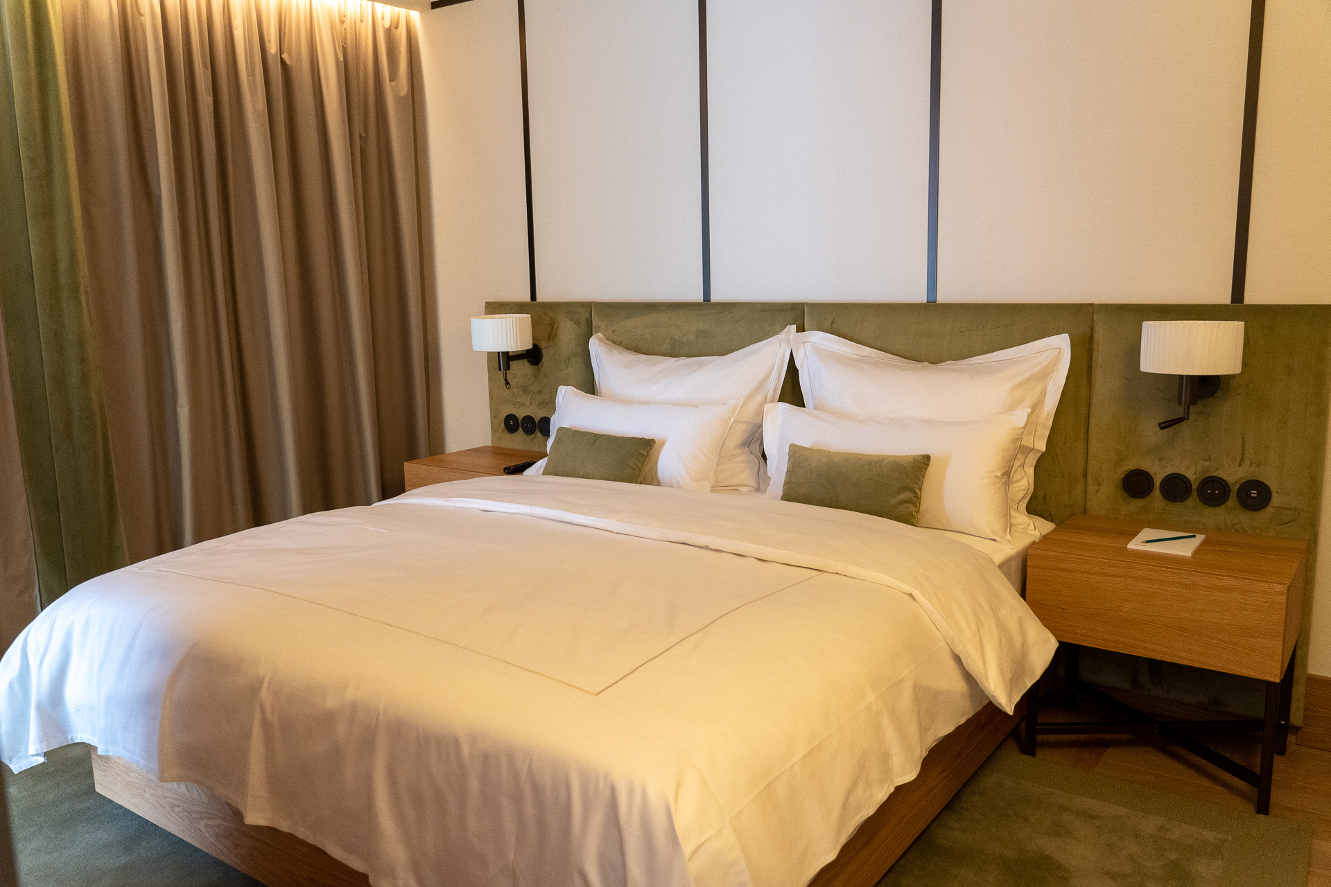 よく眠れたベッド。写っていませんがベッドルームの壁にもスマートテレビがありました