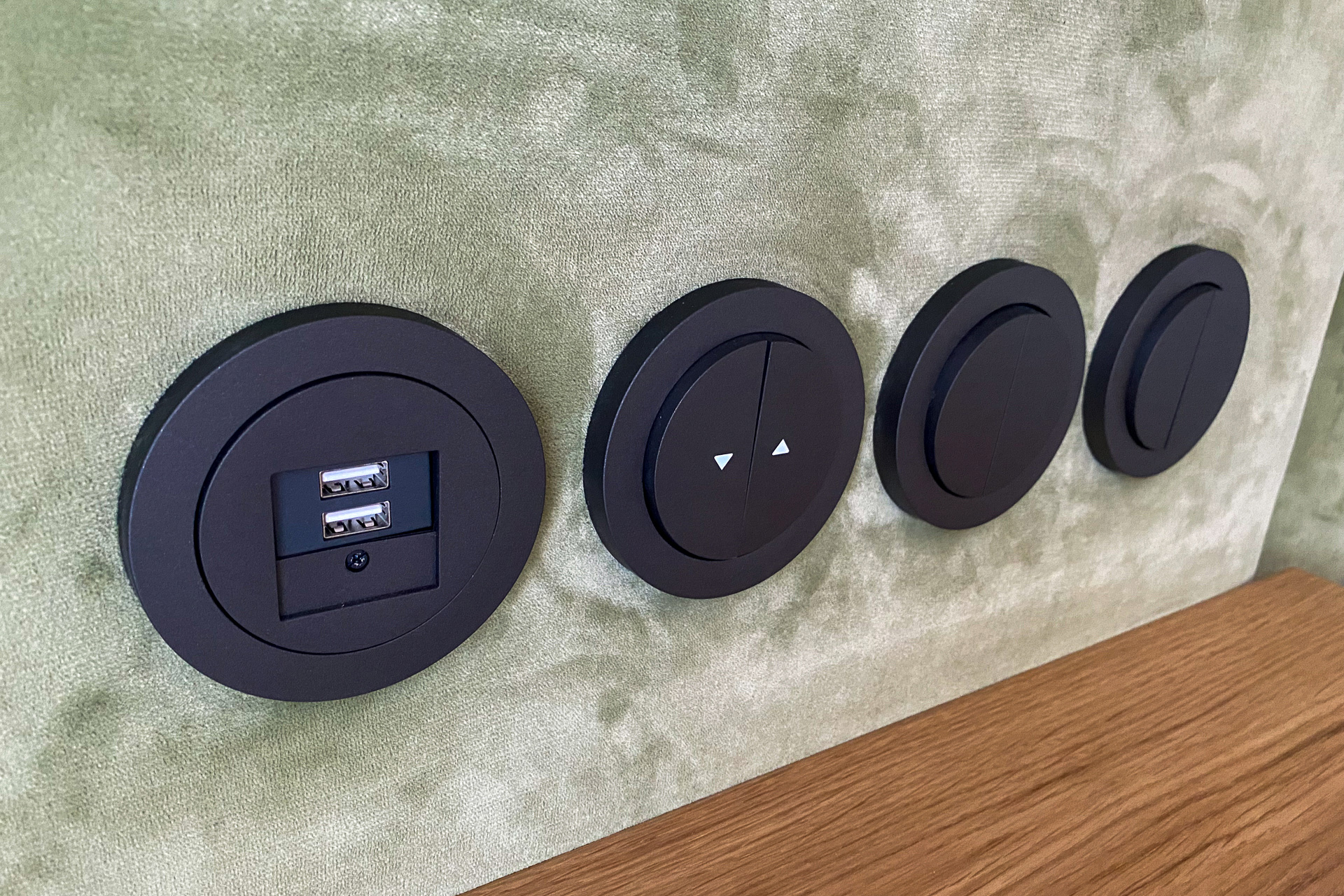 今の時代なくてはならないUSBポートが左右の枕元に