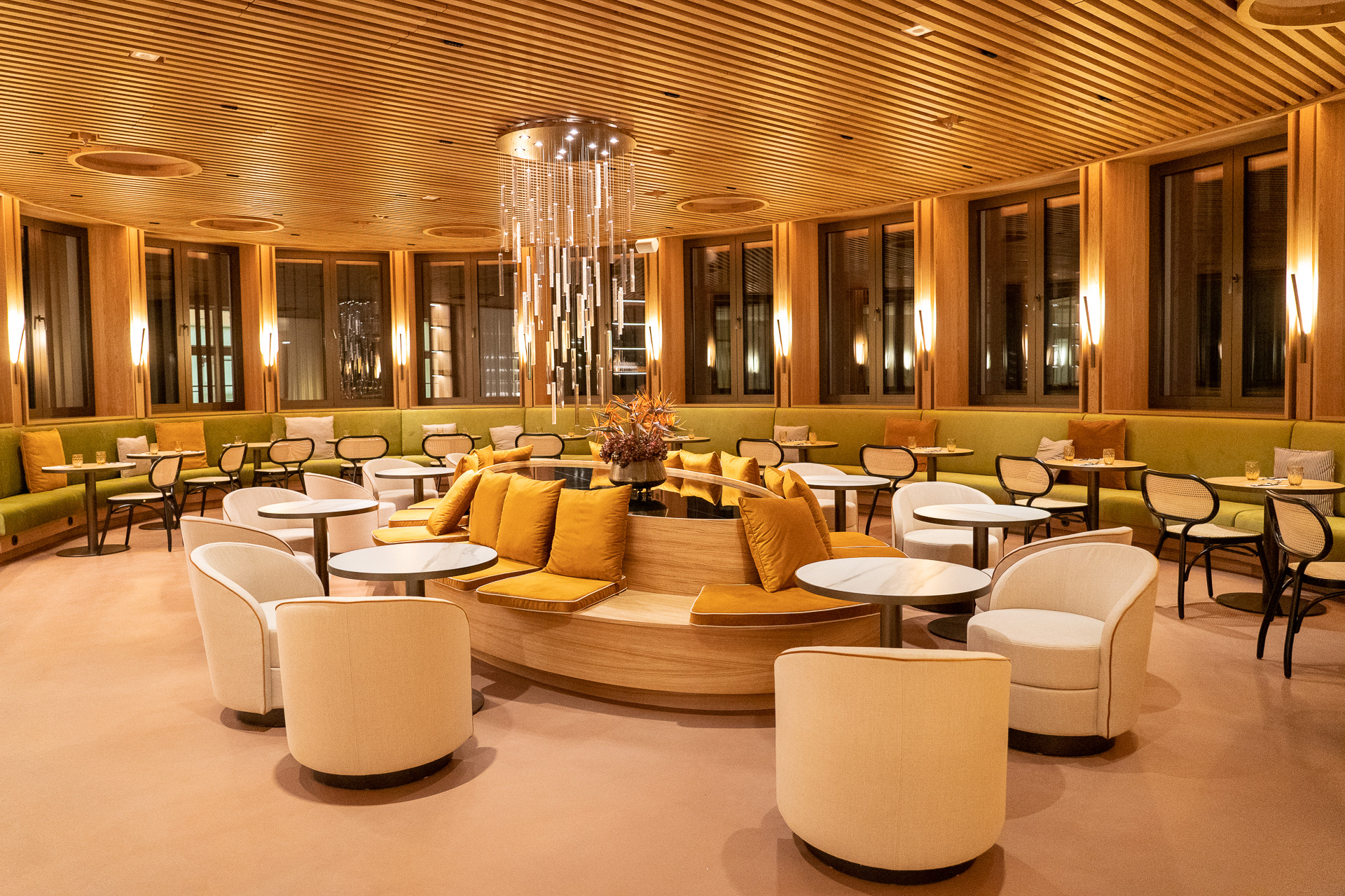 朝7時からオープンしているスペースは朝食会場でもあります。ここで終日コーヒーやワイン、そのほかドリンクも。カフェスペースは広くて、さらにお隣にはコワーキングスペースのような場所も