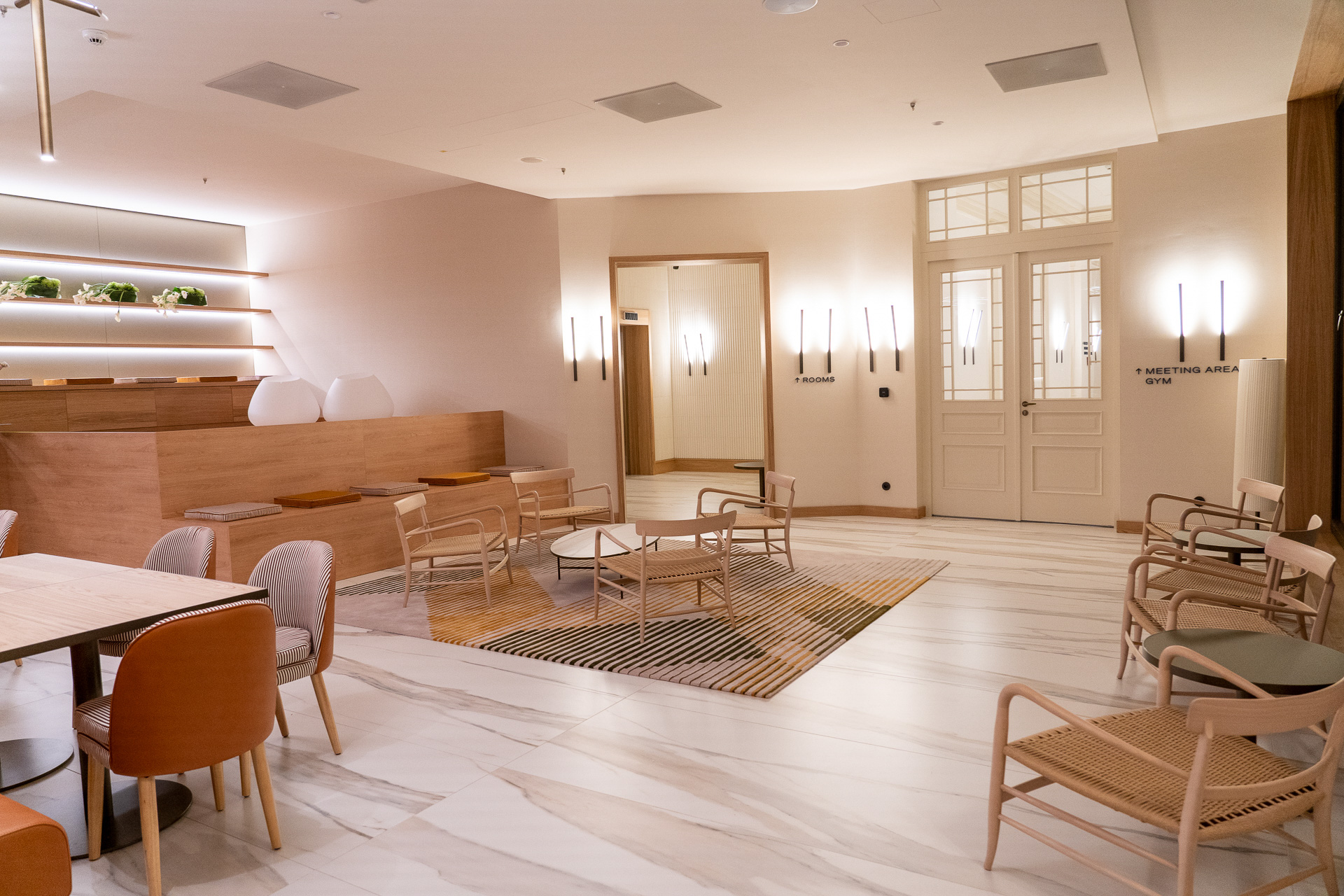 朝7時からオープンしているスペースは朝食会場でもあります。ここで終日コーヒーやワイン、そのほかドリンクも。カフェスペースは広くて、さらにお隣にはコワーキングスペースのような場所も