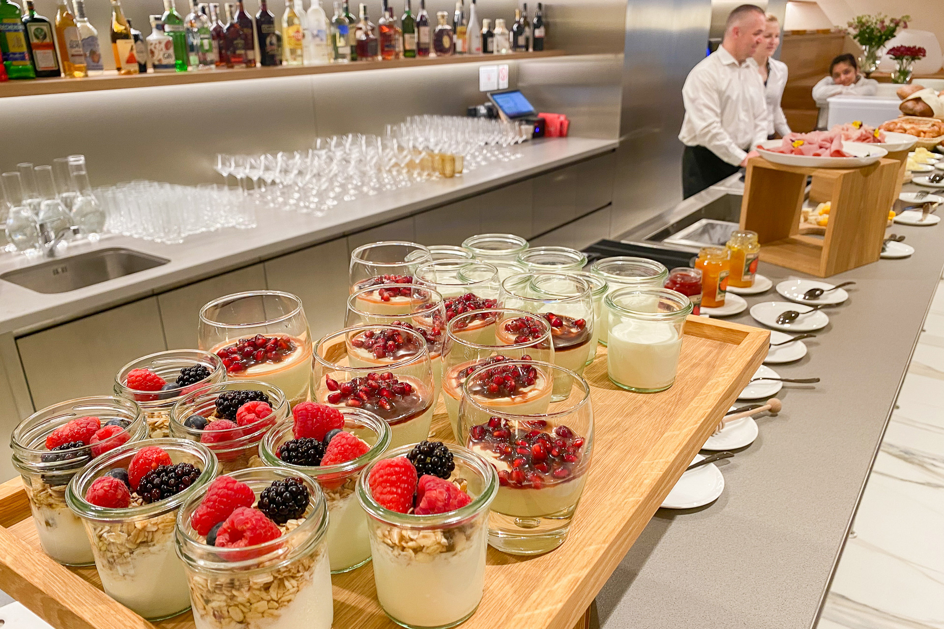 ベリーの乗ったシリアルヨーグルトなどヘルシー系が充実