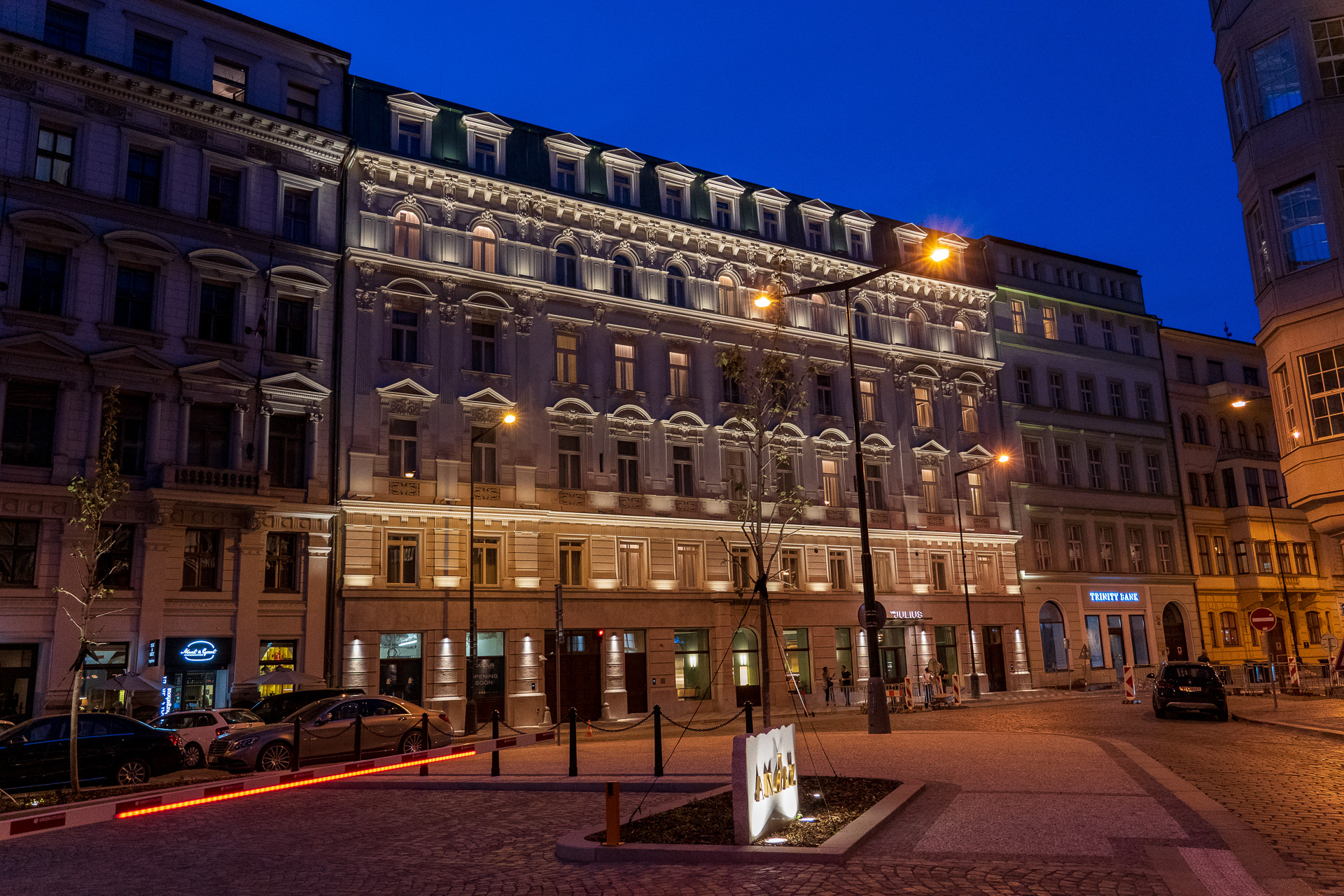 日が落ちるとさらに美しさが際立っていた「THE JULIUS」