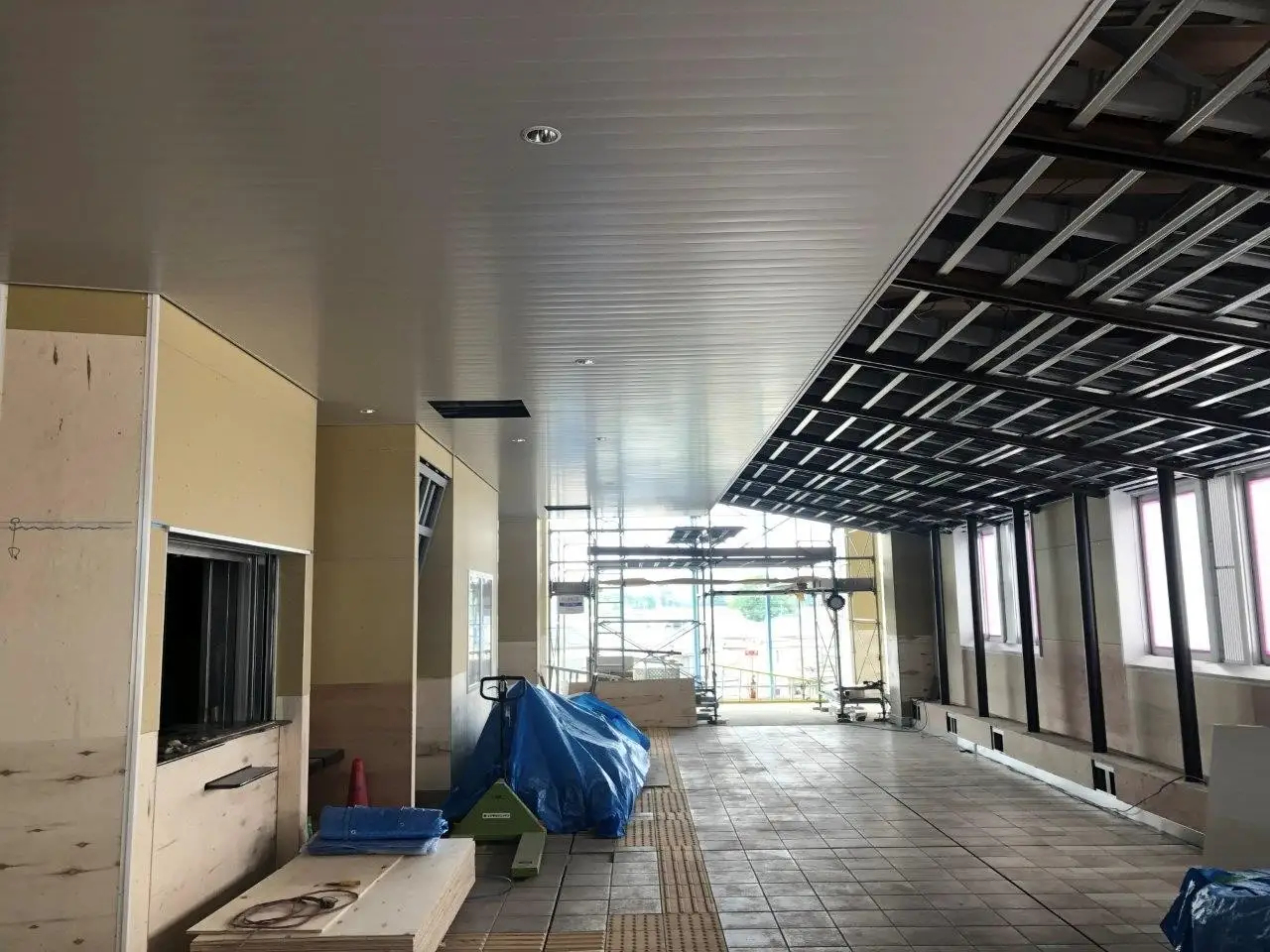 自由通路西側の内観