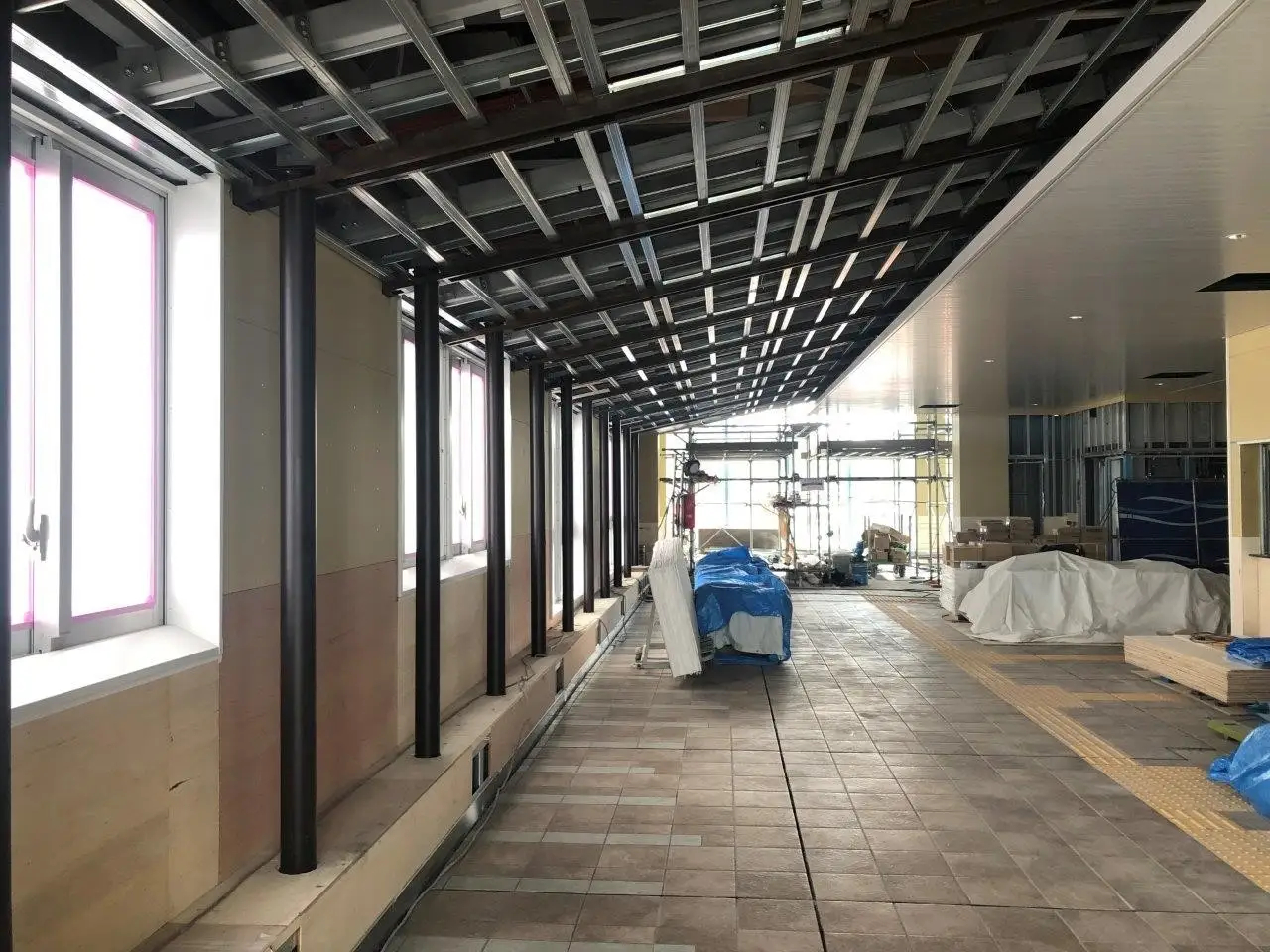 自由通路東側の内観