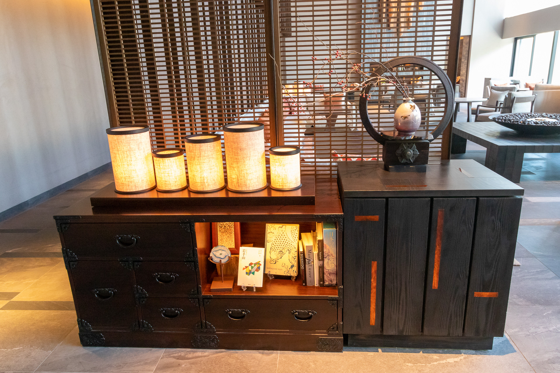 重厚な漆塗り飾り金具が印象的な「岩谷堂箪笥」などのディスプレイも