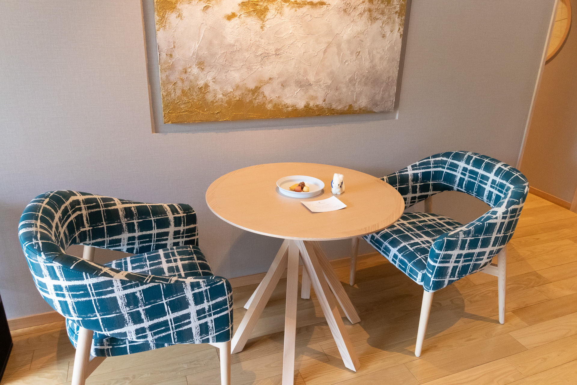 ナチュラルテイストなティテーブルとチェア