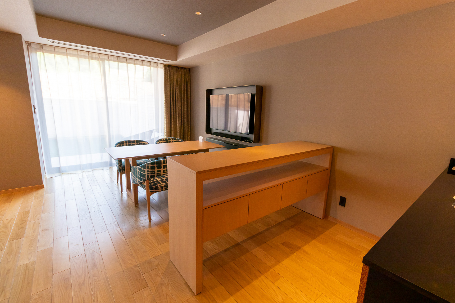 4人掛けのダイニングテーブルも設置されている