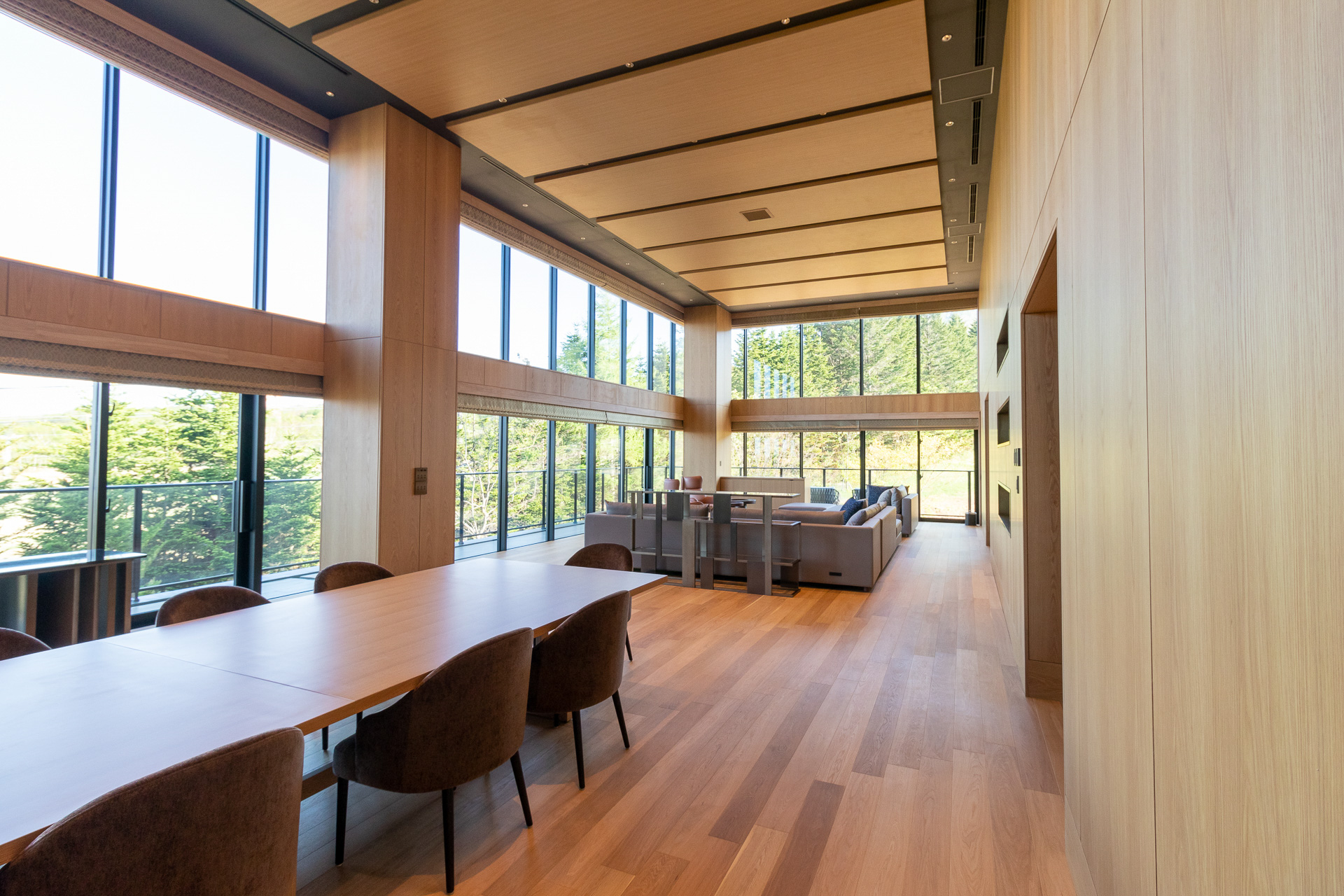 手前にあるのは10人掛けのダイニングテーブル