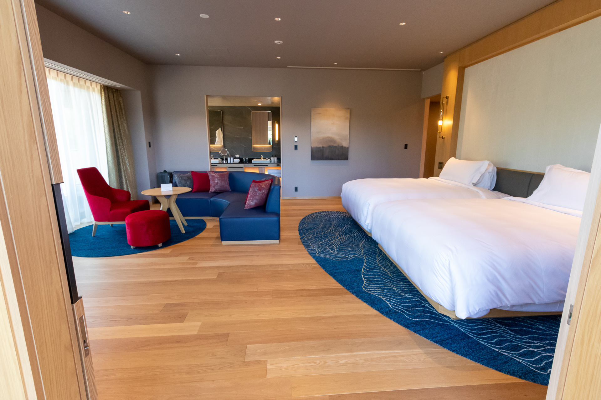 ベッドルーム。奥に見えるのはバスルーム