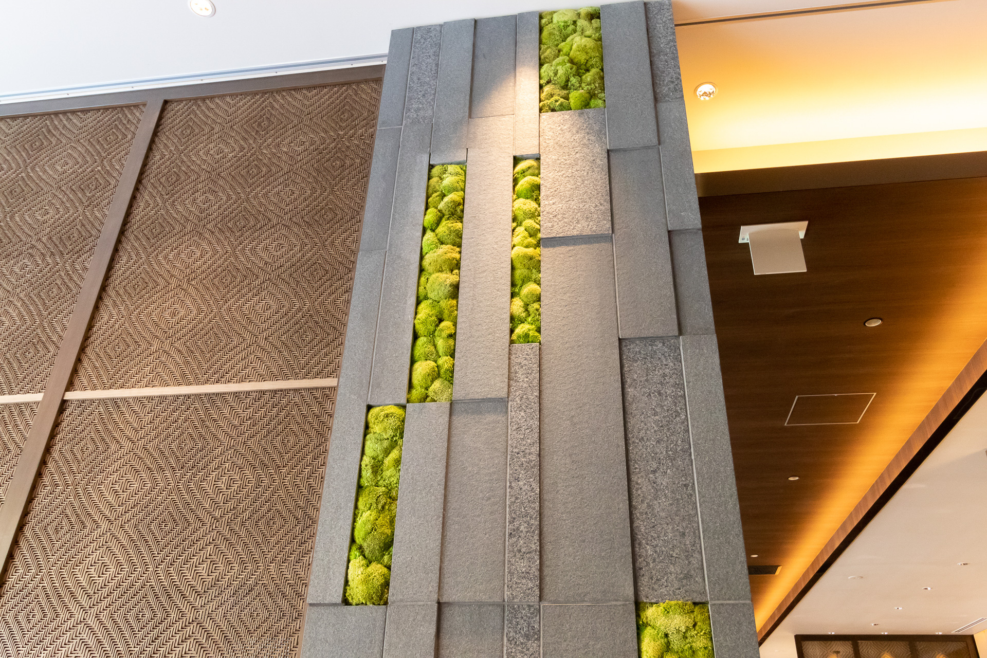 レストランの柱には松川渓谷の玄武岩の隙間に生える植物を表現した苔をあしらっている