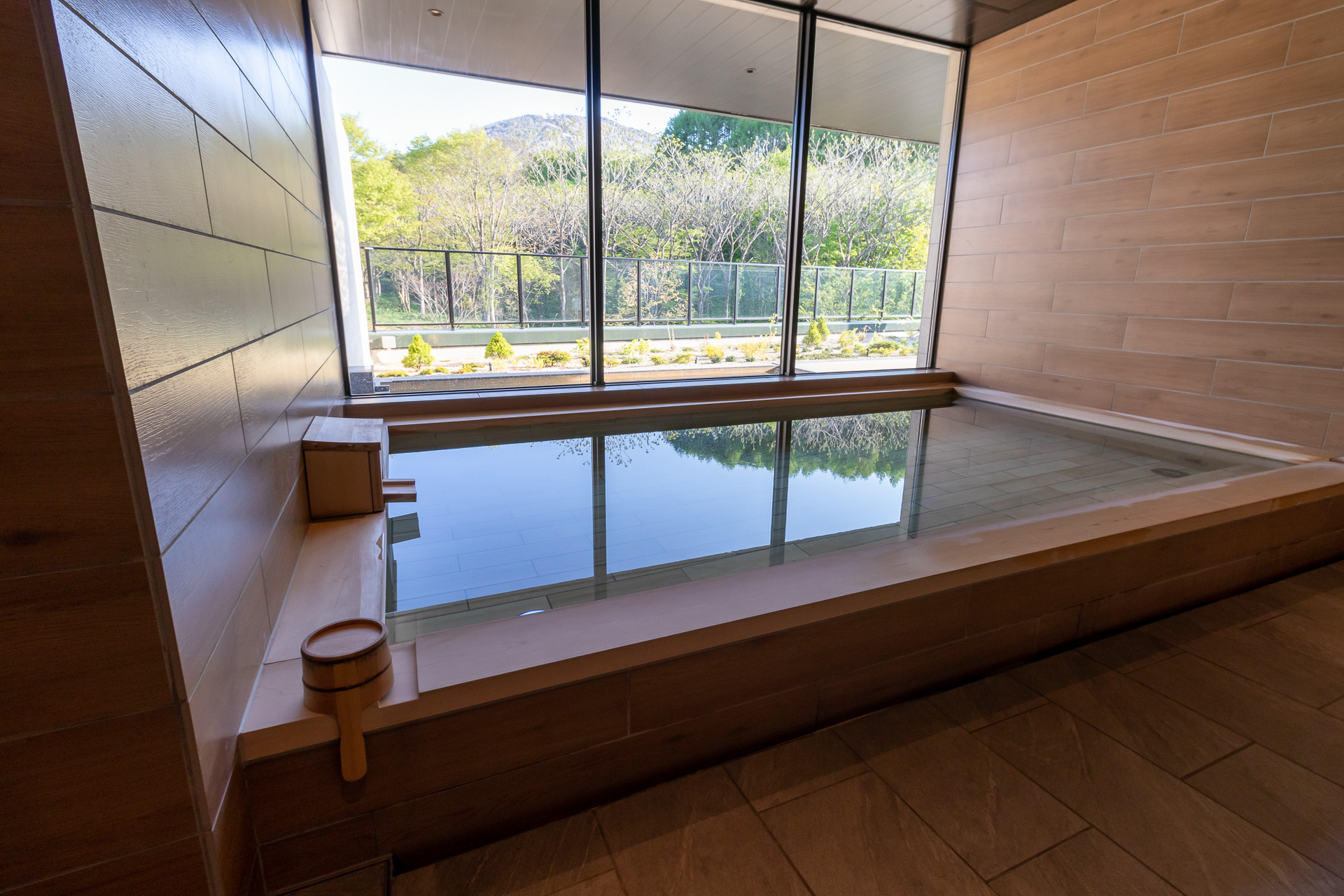 大浴場の檜風呂