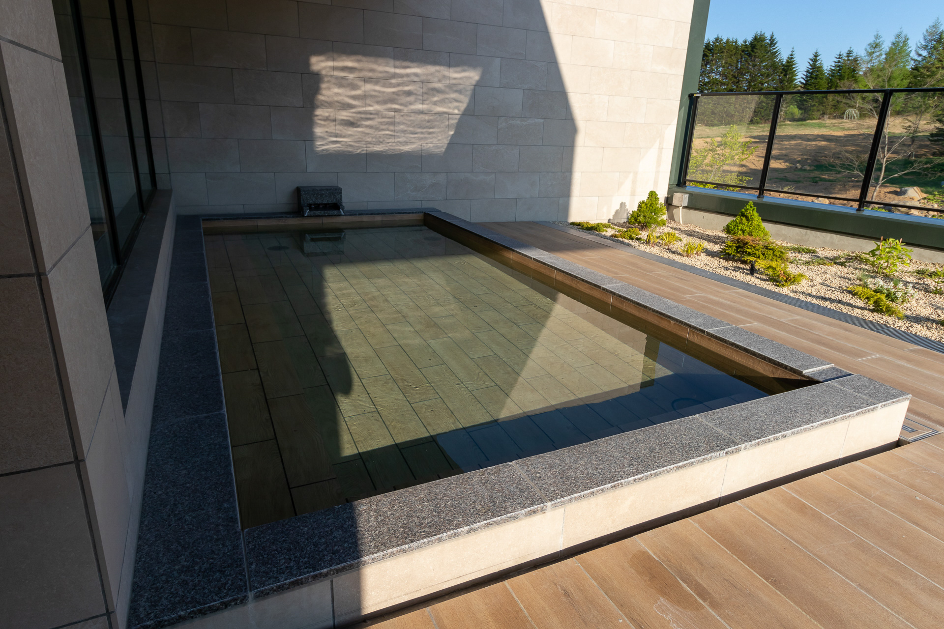 どちらにも露天風呂があり、サウナルームも併設されている