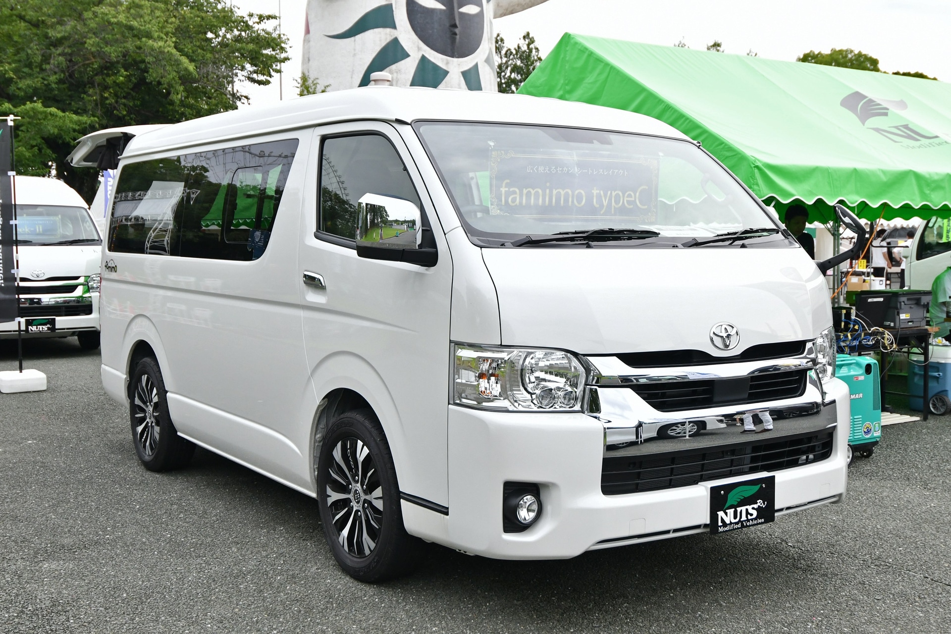 キャンピングカー・アウトドアビークルの展示・販売を実施