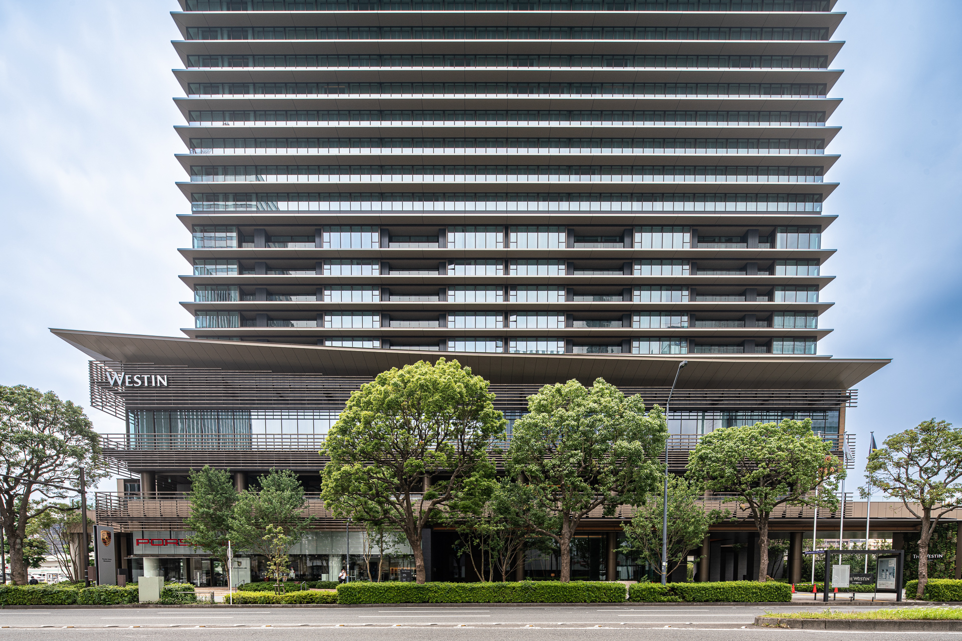 ウェスティンホテル横浜の正面外観。デザインは港町・横浜にちなみ船をイメージ