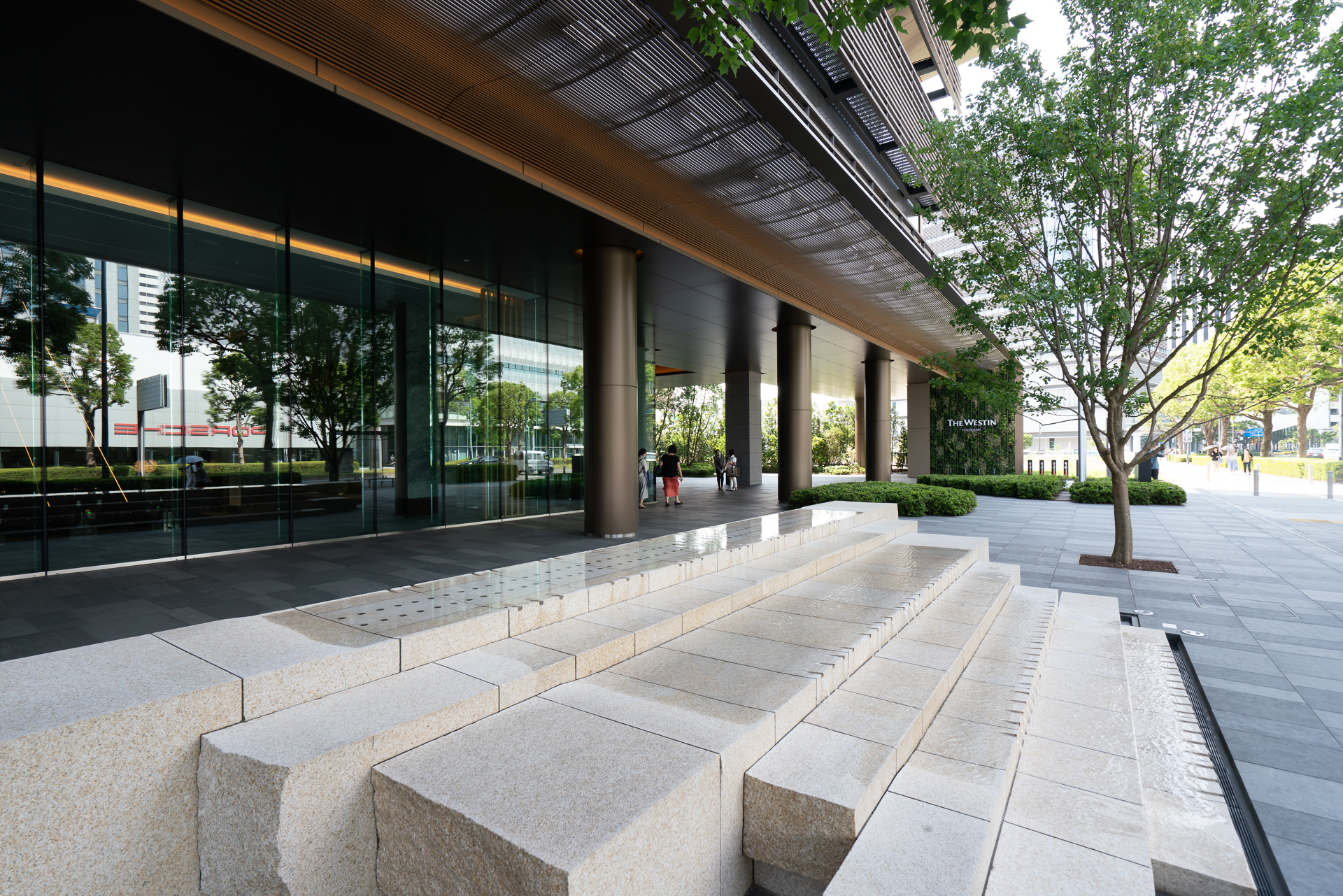 水の流れるオブジェがあり、緑が多い空間