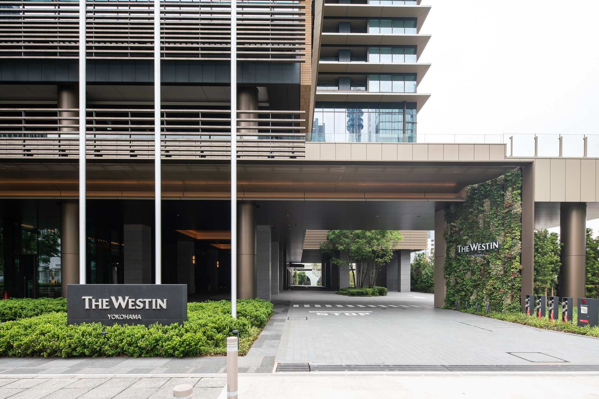 ホテルのエントランス正面のクルマ寄せ