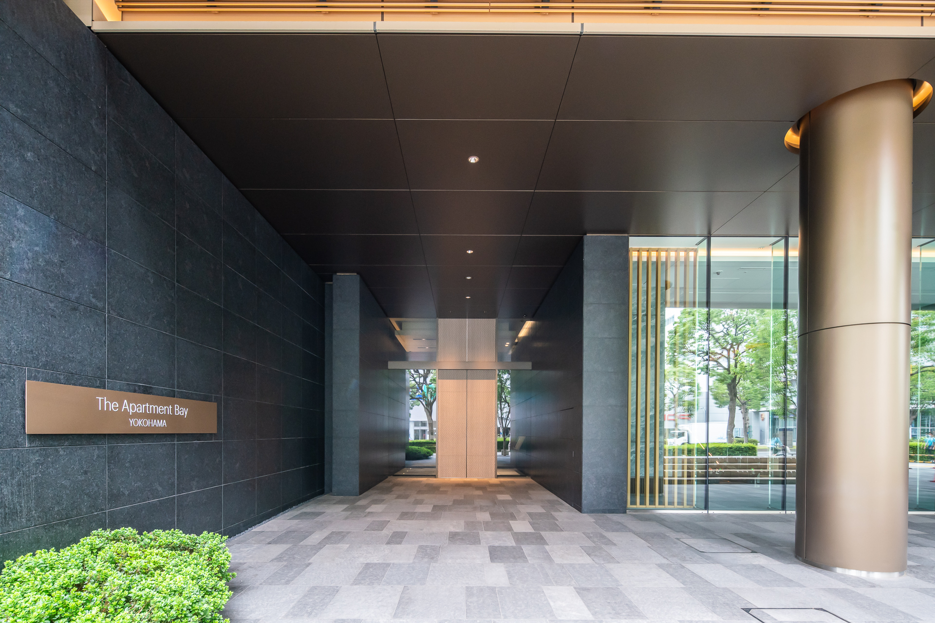 長期滞在型ホテル「The Apartment Bay YOKOHAMA」のエントランスは別にある