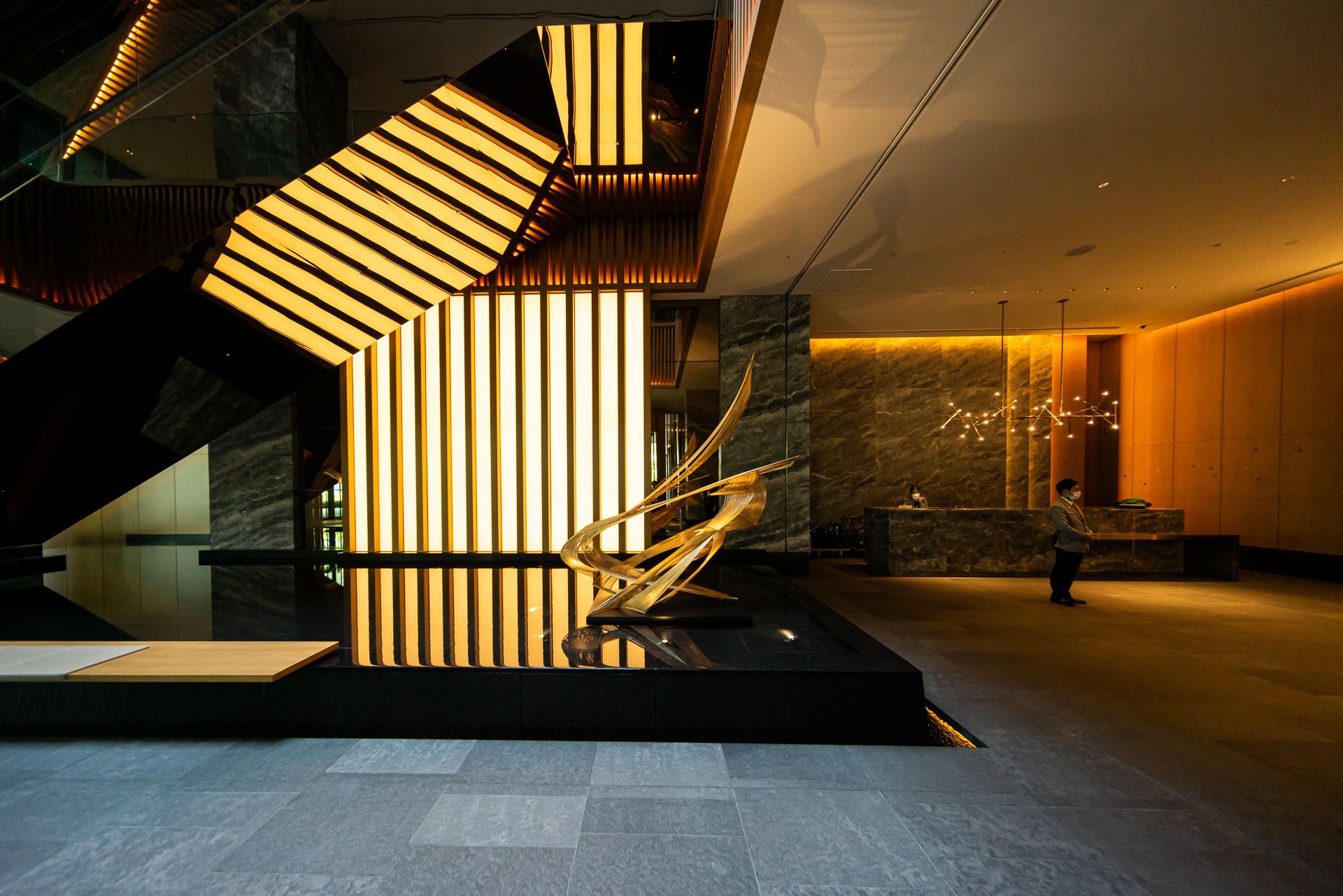 1階のエントランスには美しい和のテイストを感じる水のオブジェが置かれている