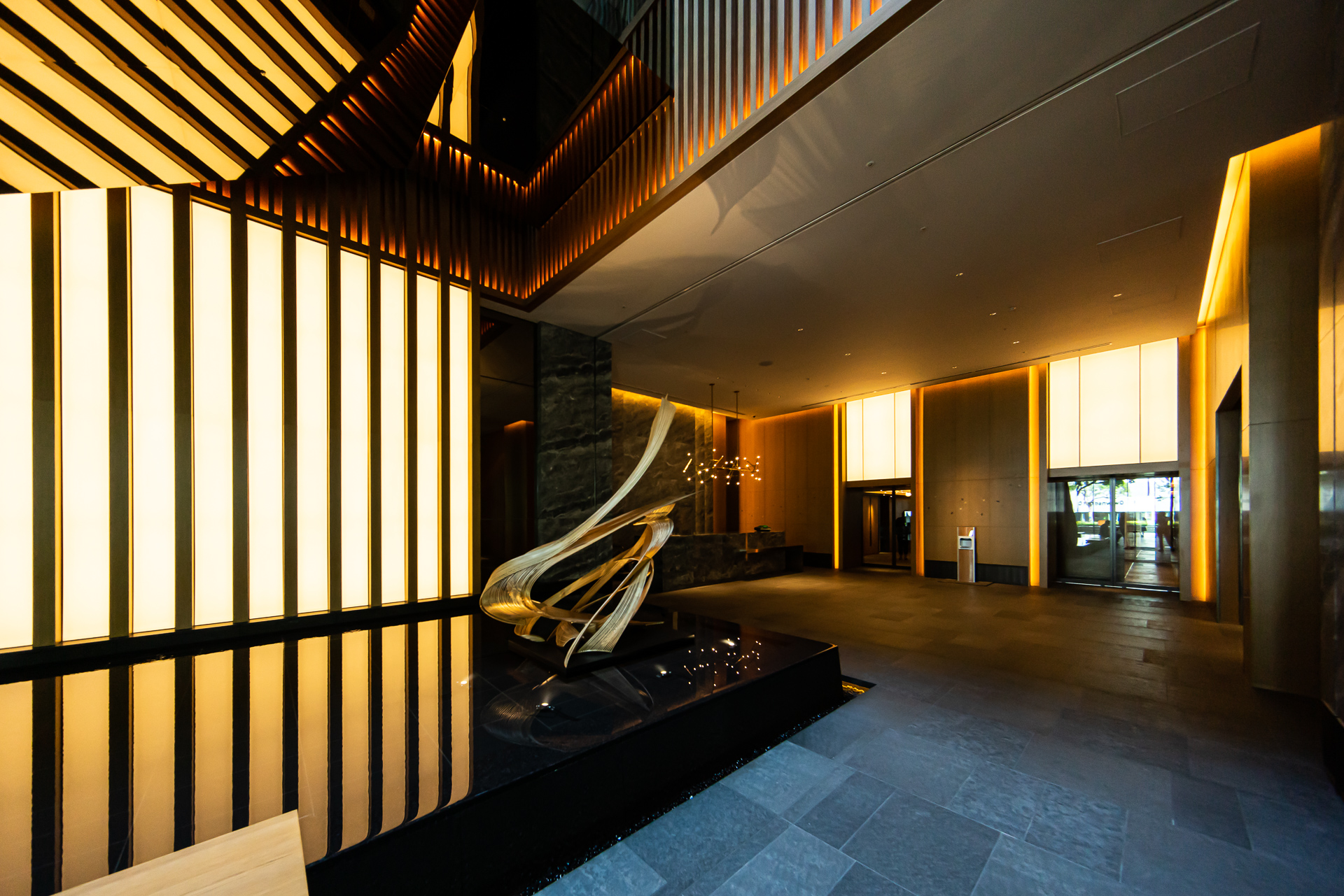 奥にはホテルのレセプション階へ向かうエレベーター