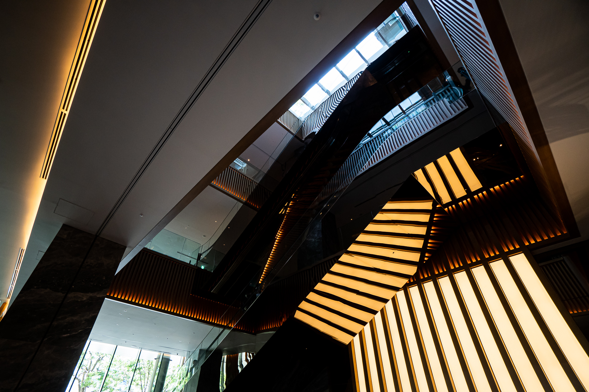 4階まで続くエスカレーターを見上げる