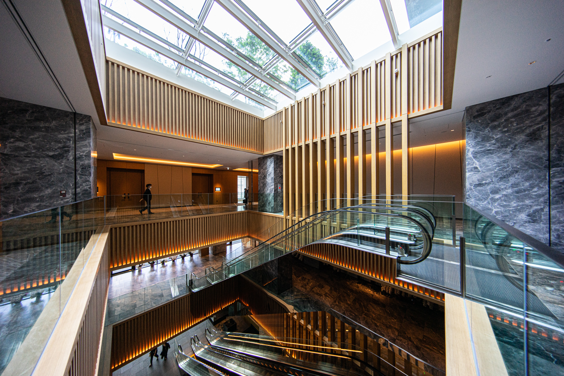 エスカレーターの吹き抜けは木のぬくもりを感じるデザイン