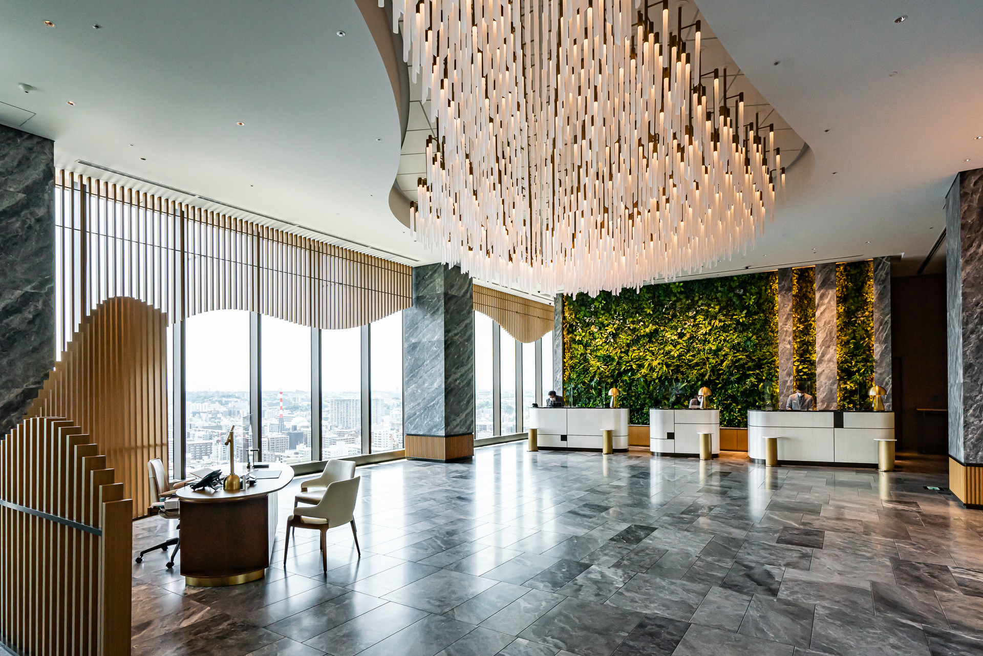 23階のレセプションエリア。見晴らしがよく、大きなシャンデリアは色が変化する