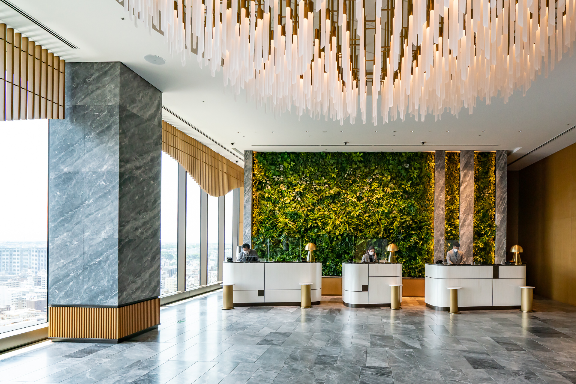 レセプションデスク周辺。壁には緑があしらわれている